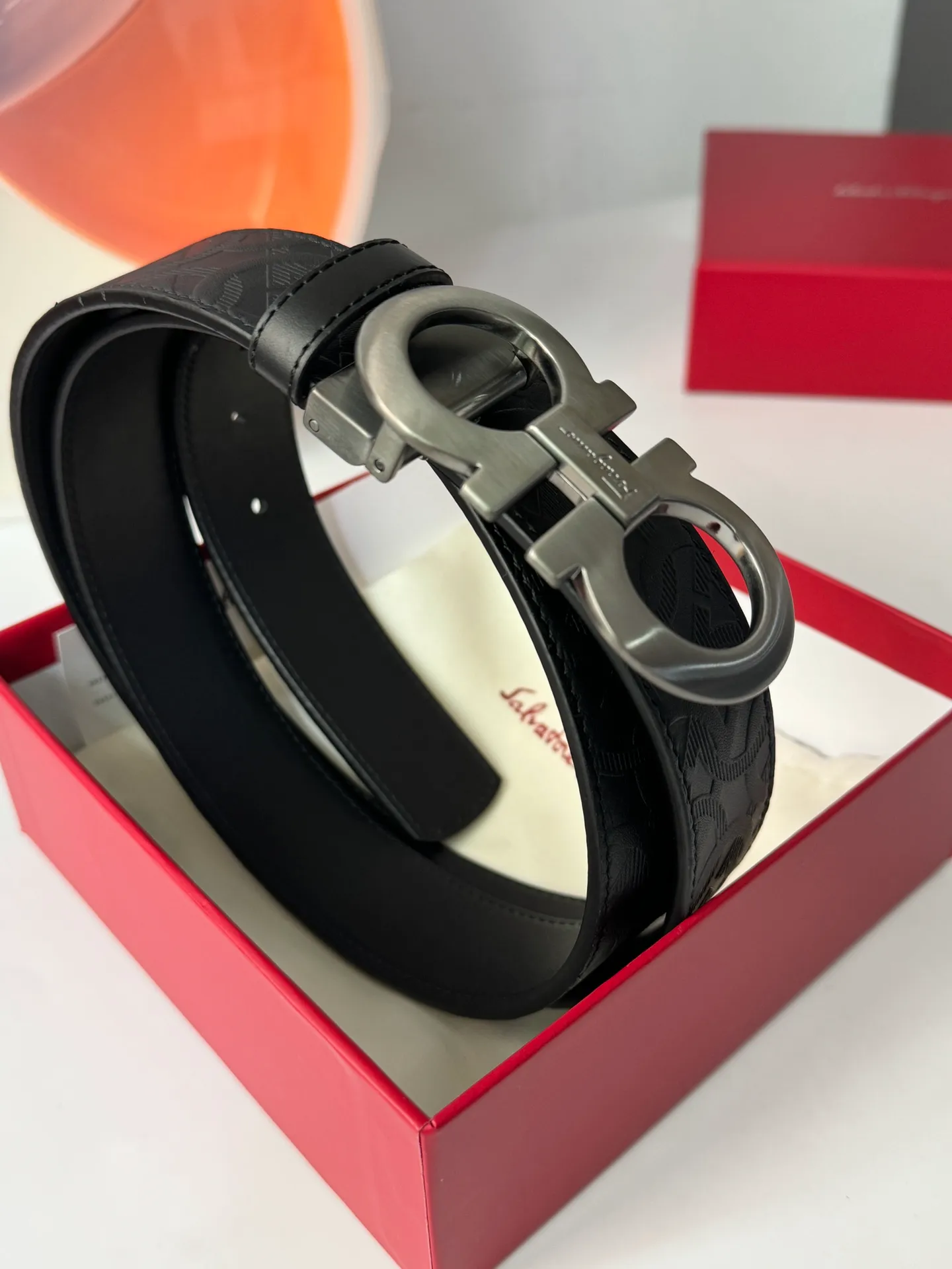 💰440💰Full set of packaging💰 💍Purchasing agent level Ferragamo The reason why men choose Ferragamo is very simple. First of all, the meaning is very good. We Chinese all like 8 symbolizing hair. Whether you are a business elite in the workplace or a business expert wearing such a belt, it looks calm and professional. Furthermore, it is a gift for your father, father-in-law and elders who are full of filial piety. It is really an invincible high-quality product that is not picky. 3.5cm.