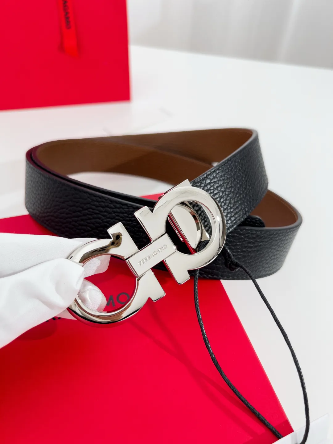 💰440💰Full package💰 💍Purchase-grade Ferragamo⚡️🌹Width 3.5cm, imported first-layer calfskin, double-sided cowhide material⚡️🌹The leather is soft and Q-elastic. Dürkopp's diagonal stitching is exquisite and durable. Good quality goods. Button head: pure copper button (gold, gun color, silver)