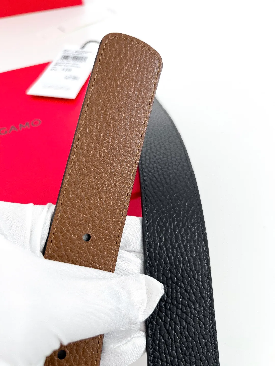 💰440💰Full package💰 💍Purchase-grade Ferragamo⚡️🌹Width 3.5cm, imported first-layer calfskin, double-sided cowhide material⚡️🌹The leather is soft and Q-elastic. Dürkopp's diagonal stitching is exquisite and durable. Good quality goods. Button head: pure copper button (gold, gun color, silver)