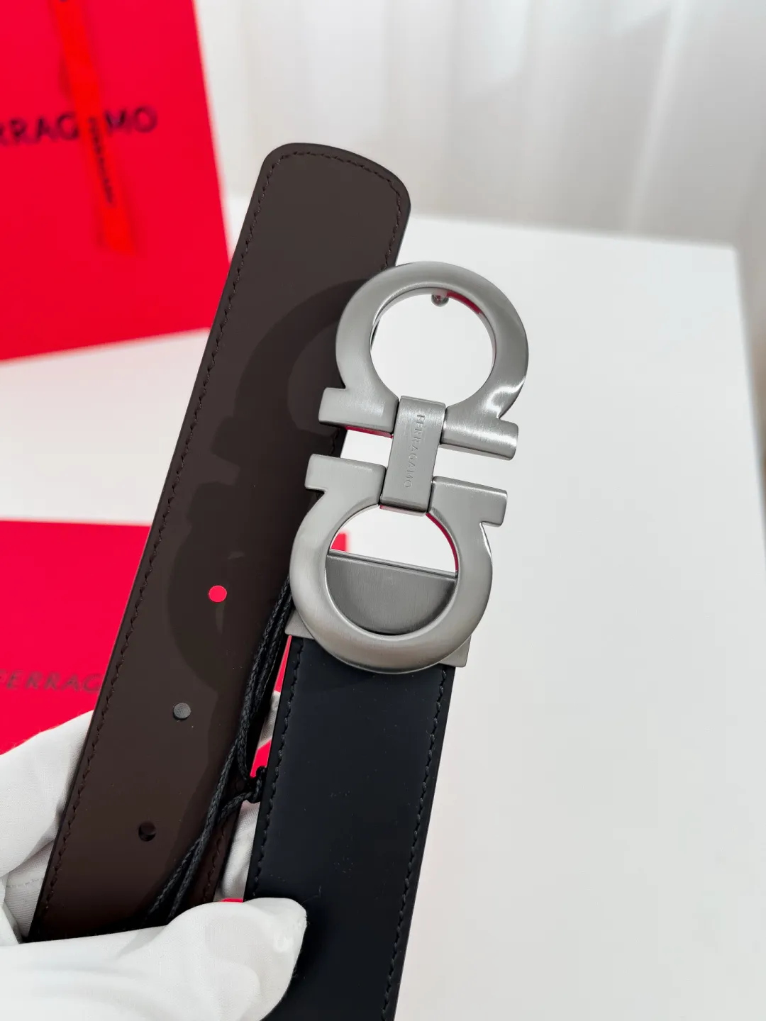 💰440💰Full package💰 💍Purchase-grade Ferragamo⚡️🌹Width 3.5cm, imported first-layer calfskin, double-sided cowhide material⚡️🌹The leather is soft and Q-elastic. Dürkopp's diagonal stitching is exquisite and durable. Good quality goods. Button head: pure copper button (gold, gun color, silver)