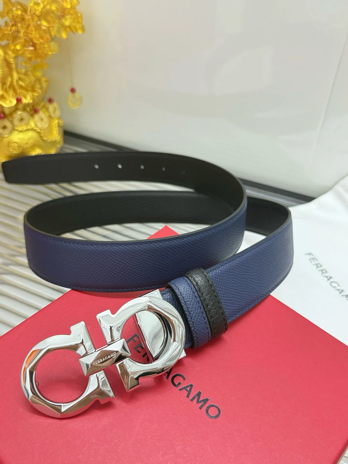 ✅Width: 𝟑.𝟱𝗰𝗺 ❑ Salvatore Ferragamo ❑ Supports 𝐍𝐅𝐂 anti-counterfeiting identification · Integrated chip identification for plate matching ❗️ ❑ Italy 🇮🇹𝐒𝐢𝐫𝐩 Original imported calfskin, double-sided, usable and cutable in length + high-quality pure copper hardware buckle P460 ❑ Genuine quality, small details on the version / exquisite and neat wiring details! ❑ The leather texture is clearly visible and the traces are exposed, restoring the official authentic quality to the greatest extent🔥 ❑ The eye holes are completed in one stamping, clean and neat, without any skin residue or color rendering. The stitching is tight and precise! Hardware polishing and thickening electroplating! ❑ Top quality ✅1:1 mold opening/durable ❑ The overall details are aligned and have curvature. Strict requirements for material selection in version opening · All materials are completely consistent · Fabrics, wiring, and oil edges are meticulously reflected · No leaky details. Original high quality. Special supply channel. "Original quality ۞ Avoid picture piracy 🔍 Low quality ✘ Exclusive real photos"