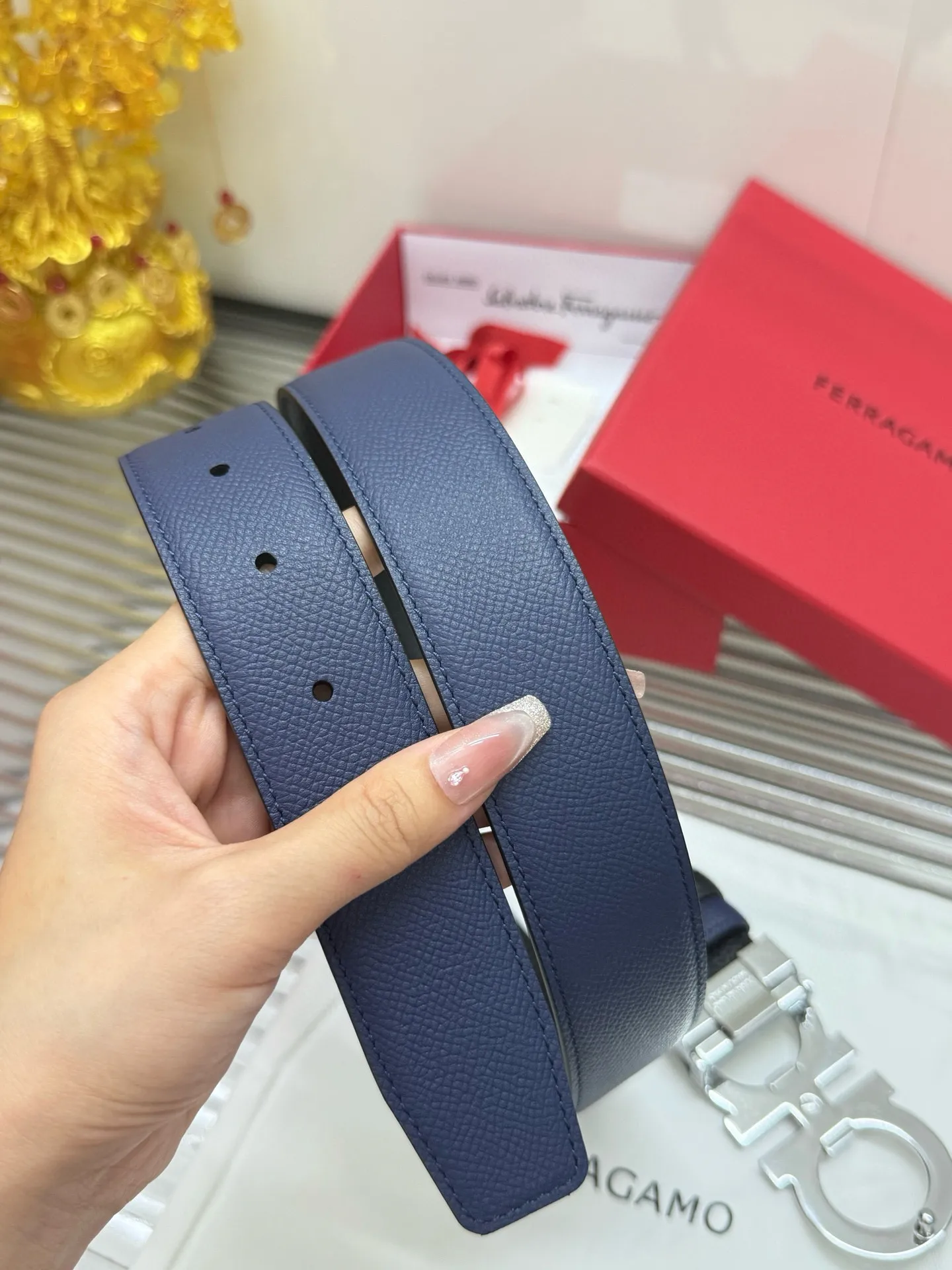 ✅Width: 𝟑.𝟱𝗰𝗺 ❑ Salvatore Ferragamo ❑ Supports 𝐍𝐅𝐂 anti-counterfeiting identification · Integrated chip identification for plate matching ❗️ ❑ Italy 🇮🇹𝐒𝐢𝐫𝐩 Original imported calfskin, double-sided, usable and cutable in length + high-quality pure copper hardware buckle P460 ❑ Genuine quality, small details on the version / exquisite and neat wiring details! ❑ The leather texture is clearly visible and the traces are exposed, restoring the official authentic quality to the greatest extent🔥 ❑ The eye holes are completed in one stamping, clean and neat, without any skin residue or color rendering. The stitching is tight and precise! Hardware polishing and thickening electroplating! ❑ Top quality ✅1:1 mold opening/durable ❑ The overall details are aligned and have curvature. Strict requirements for material selection in version opening · All materials are completely consistent · Fabrics, wiring, and oil edges are meticulously reflected · No leaky details. Original high quality. Special supply channel. "Original quality ۞ Avoid picture piracy 🔍 Low quality ✘ Exclusive real photos"