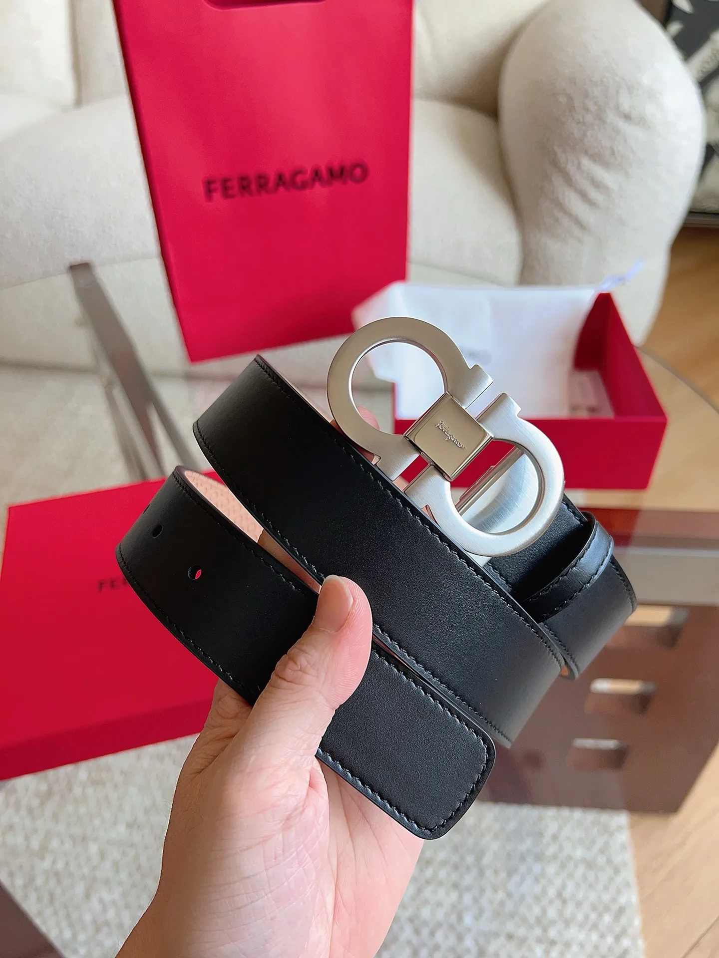 💰460💰Full package💰 💍Purchasing agent Ferragamo (2026 early spring style), the belt is made of first-layer cowhide with special processing, highlighting the natural grain, and using modern and elegant colors to reinterpret men's classic items. The double-sided design complements the Gancini double buckle, creating a flexible and versatile piece. The length is adjustable for a tailor-made fit. Belt width: 3.5cm