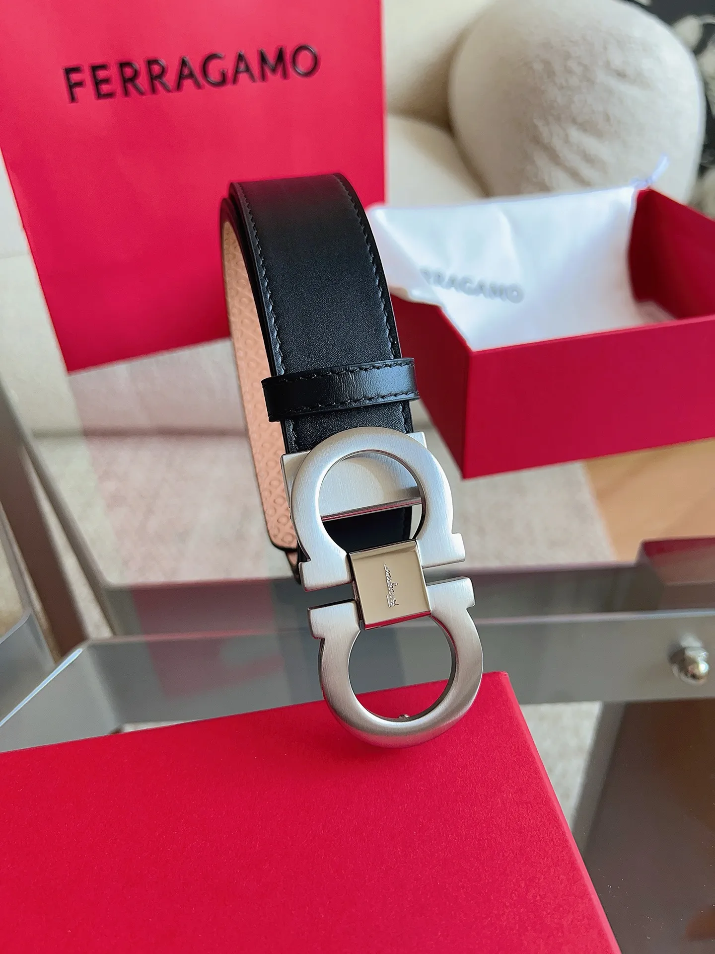 💰460💰Full package💰 💍Purchasing agent Ferragamo (2026 early spring style), the belt is made of first-layer cowhide with special processing, highlighting the natural grain, and using modern and elegant colors to reinterpret men's classic items. The double-sided design complements the Gancini double buckle, creating a flexible and versatile piece. The length is adjustable for a tailor-made fit. Belt width: 3.5cm