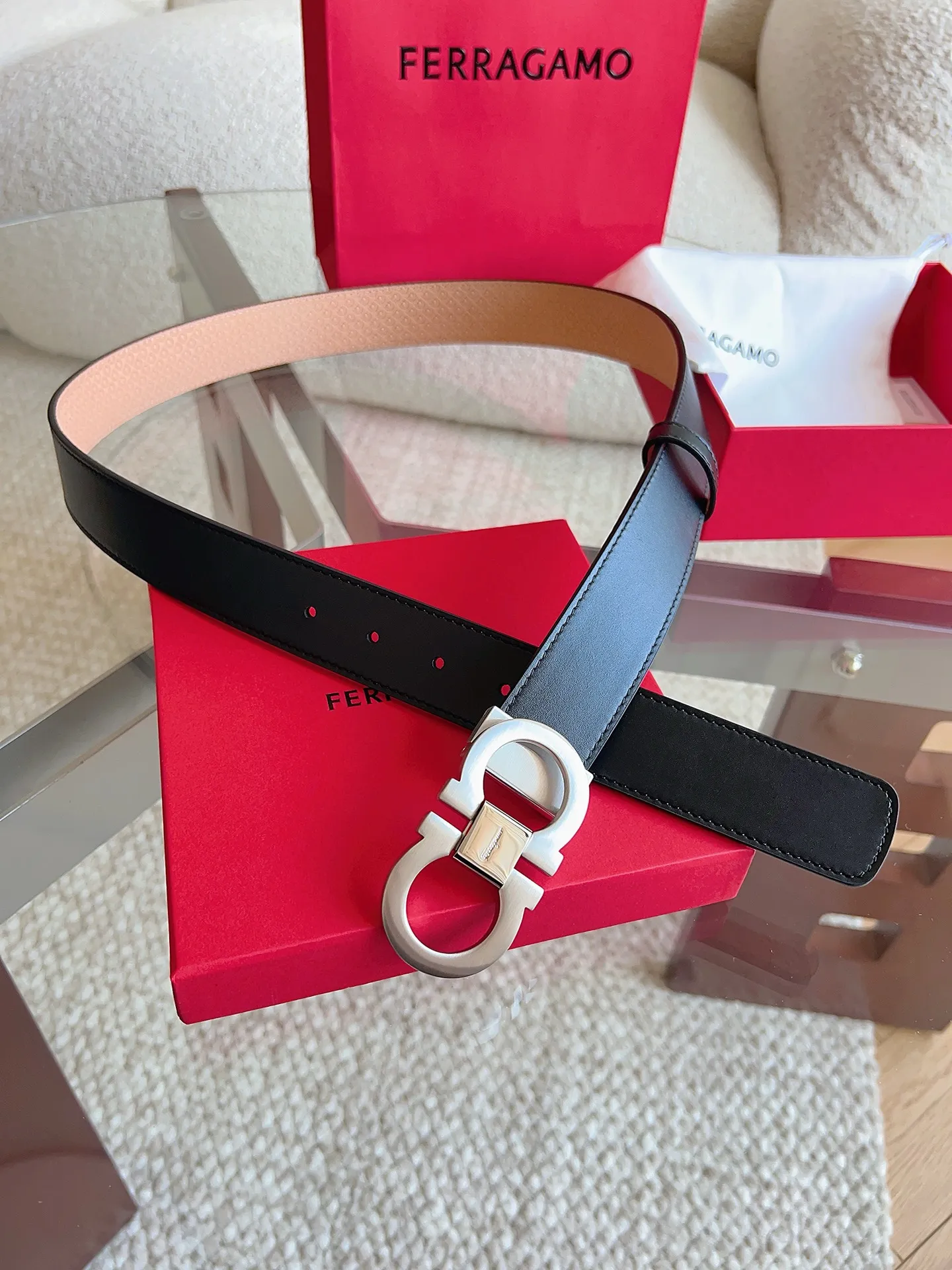 💰460💰Full package💰 💍Purchasing agent Ferragamo (2026 early spring style), the belt is made of first-layer cowhide with special processing, highlighting the natural grain, and using modern and elegant colors to reinterpret men's classic items. The double-sided design complements the Gancini double buckle, creating a flexible and versatile piece. The length is adjustable for a tailor-made fit. Belt width: 3.5cm