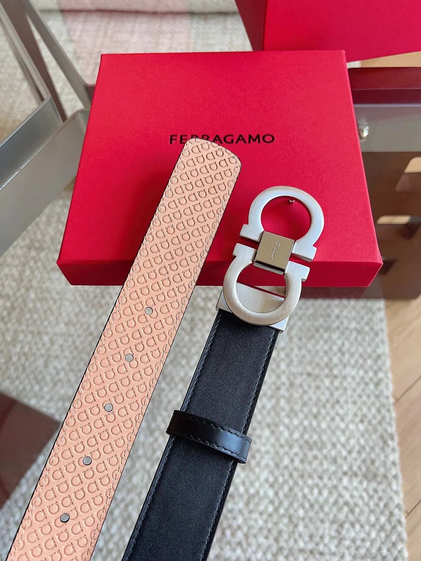 💰460💰Full package💰 💍Purchasing agent Ferragamo (2026 early spring style), the belt is made of first-layer cowhide with special processing, highlighting the natural grain, and using modern and elegant colors to reinterpret men's classic items. The double-sided design complements the Gancini double buckle, creating a flexible and versatile piece. The length is adjustable for a tailor-made fit. Belt width: 3.5cm