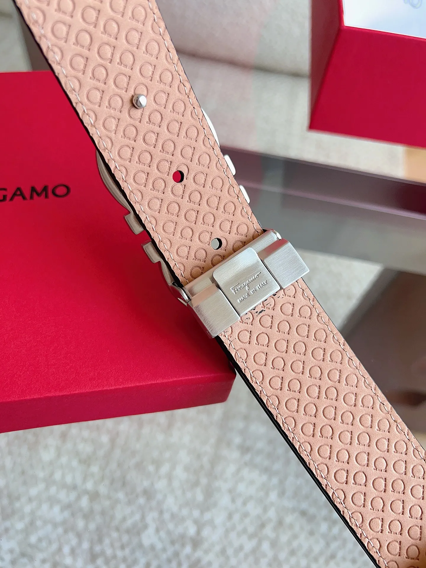 💰460💰Full package💰 💍Purchasing agent Ferragamo (2026 early spring style), the belt is made of first-layer cowhide with special processing, highlighting the natural grain, and using modern and elegant colors to reinterpret men's classic items. The double-sided design complements the Gancini double buckle, creating a flexible and versatile piece. The length is adjustable for a tailor-made fit. Belt width: 3.5cm