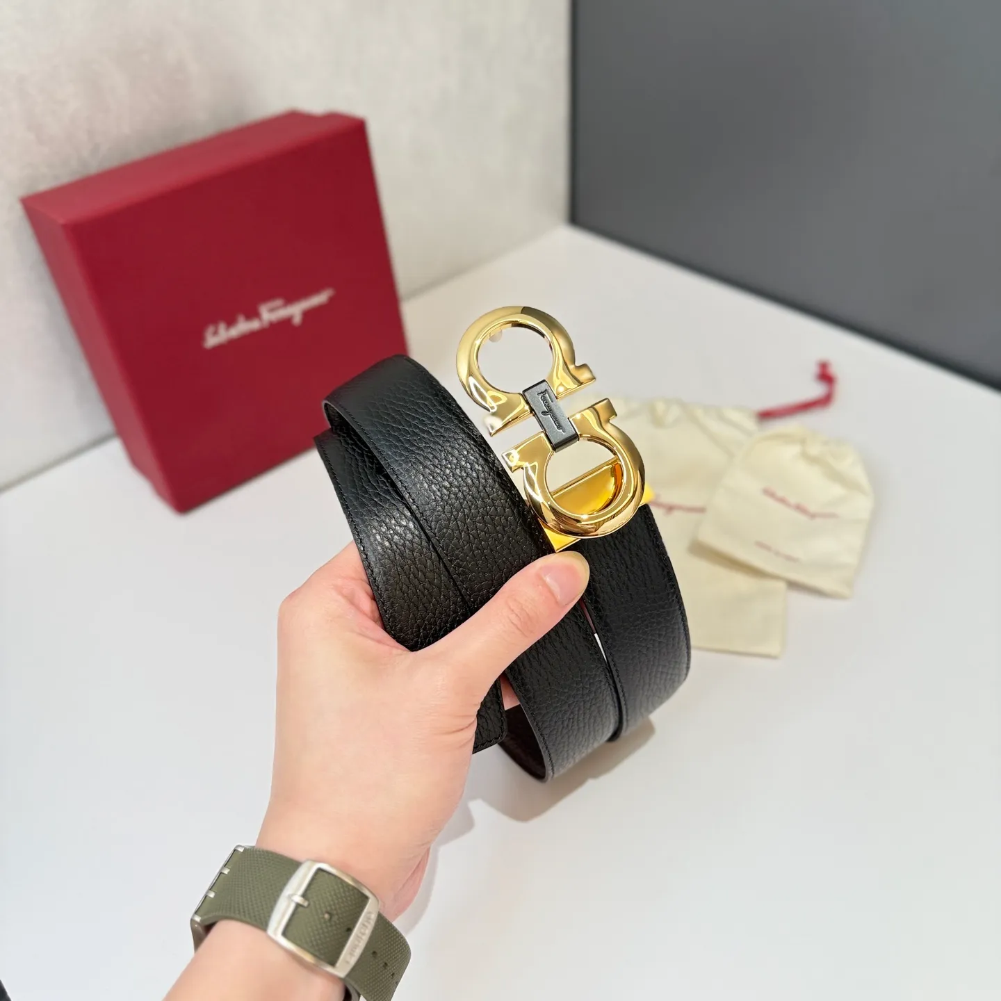 💰440💰Full package💰 💍Purchase level Salvatore Ferragamo is an Italian luxury brand known for its high-quality leather goods, shoes and accessories. Ferragamo's belts are one of its classic products, usually made of high-quality leather, with simple yet elegant designs, suitable for both business and leisure occasions.