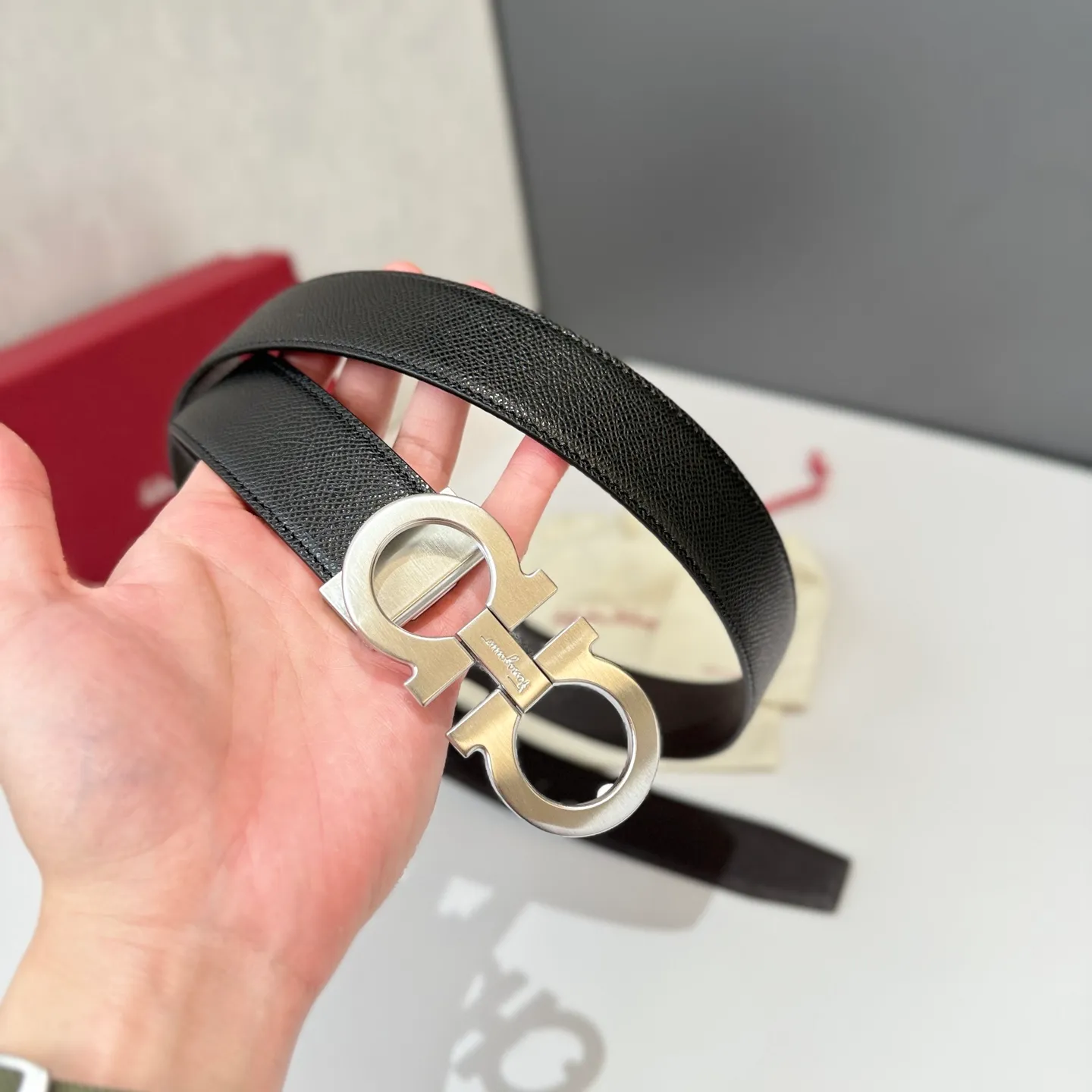 💰440💰Full package💰 💍Purchase level Salvatore Ferragamo is an Italian luxury brand known for its high-quality leather goods, shoes and accessories. Ferragamo's belts are one of its classic products, usually made of high-quality leather, with simple yet elegant designs, suitable for both business and leisure occasions.