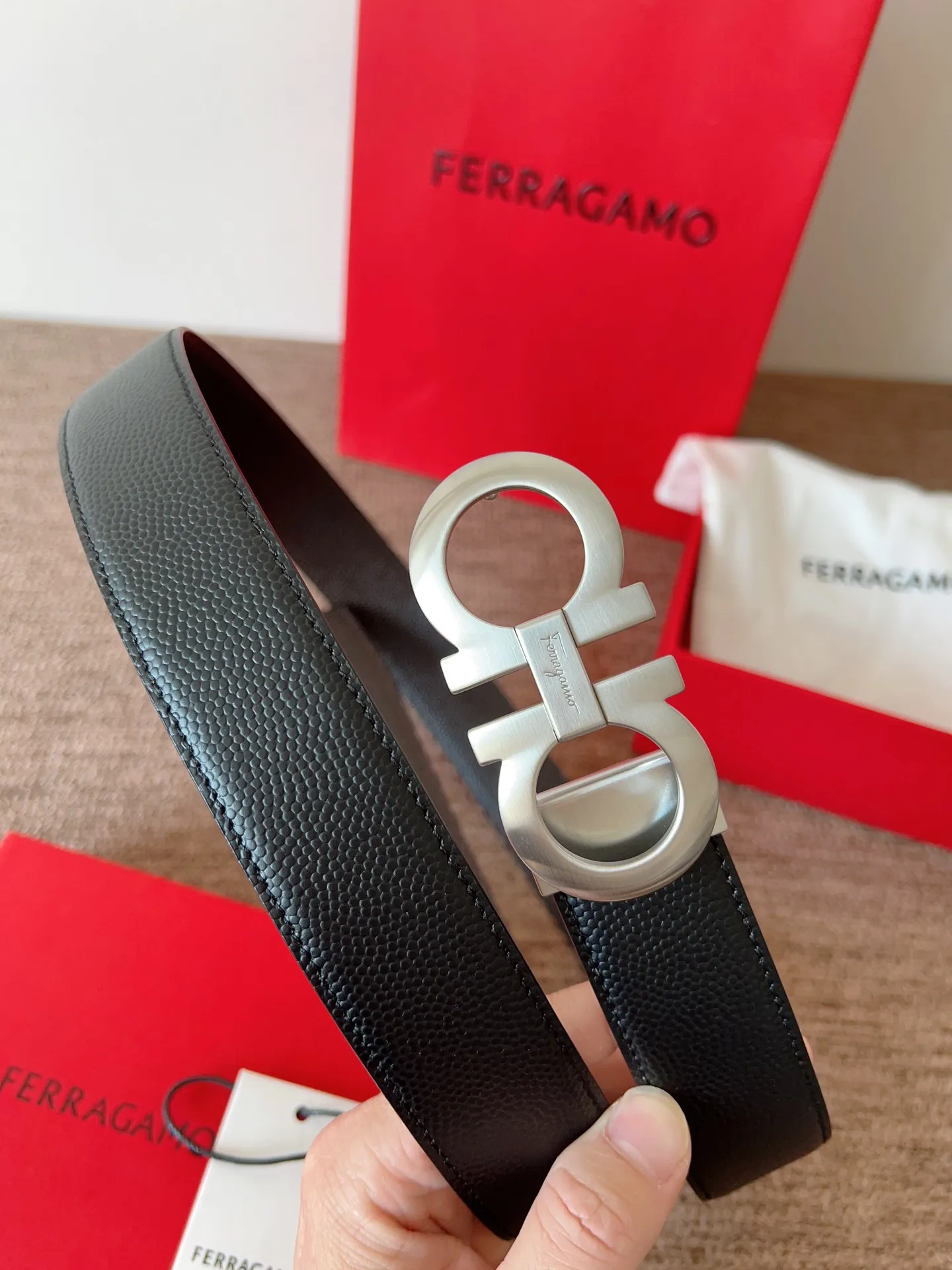 A Ferragamo belt that will never go out of style after several years of use, with original leather, high-quality buckles and brand new packaging. 💰760