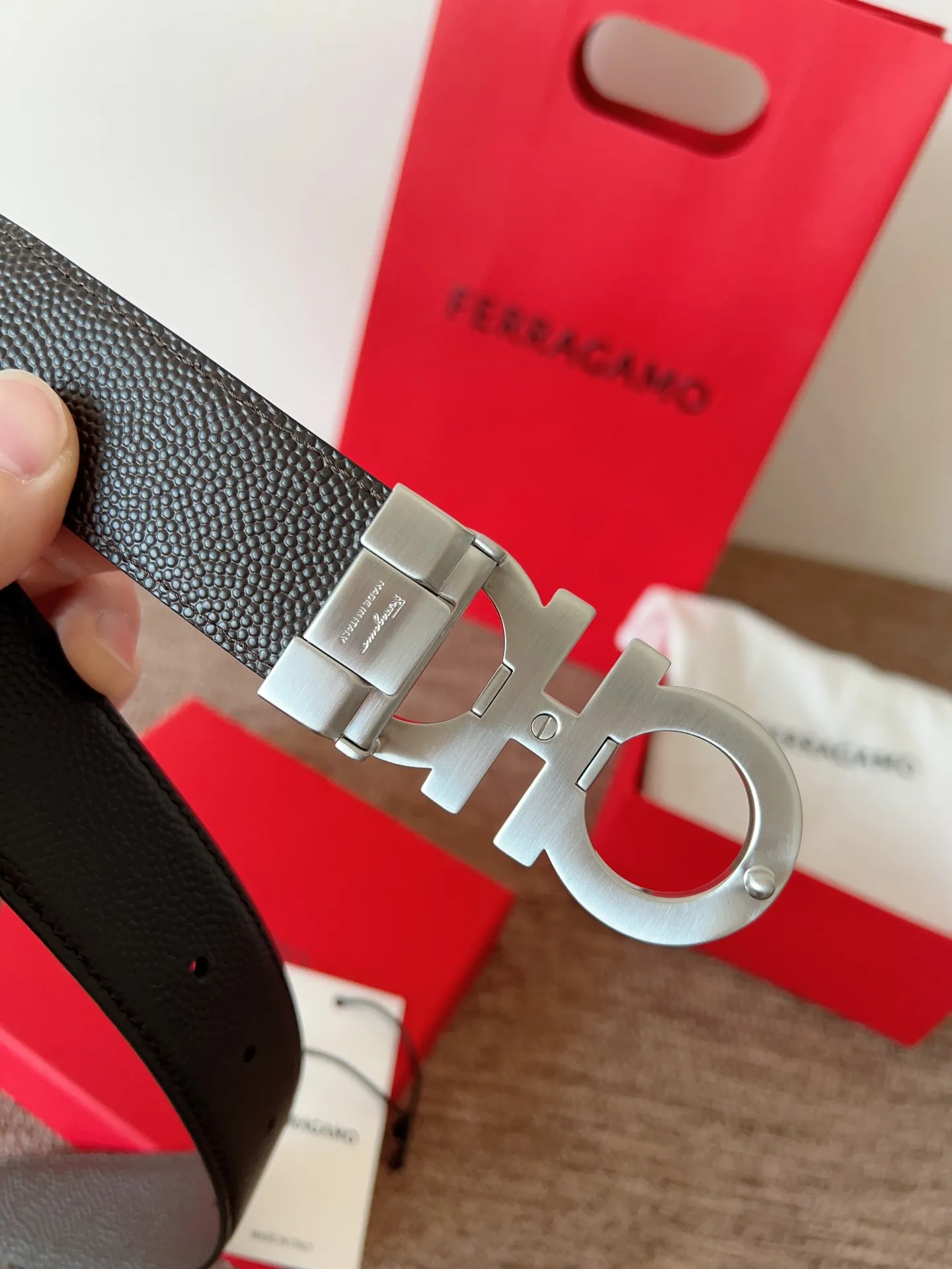 A Ferragamo belt that will never go out of style after several years of use, with original leather, high-quality buckles and brand new packaging. 💰760