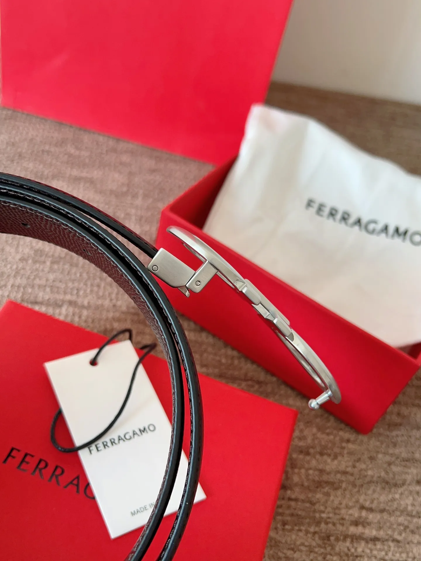 A Ferragamo belt that will never go out of style after several years of use, with original leather, high-quality buckles and brand new packaging. 💰760