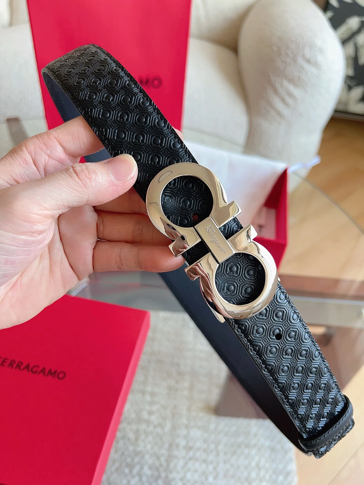 💰440💰Full package💰 💍Purchasing agent Ferragamo (2026 early spring style), the belt is made of first-layer cowhide with special processing, highlighting the natural grain, and using modern and elegant colors to reinterpret men's classic items. The double-sided design complements the Gancini double buckle, creating a flexible and versatile piece. The length is adjustable for a tailor-made fit. Belt width: 3.5cm