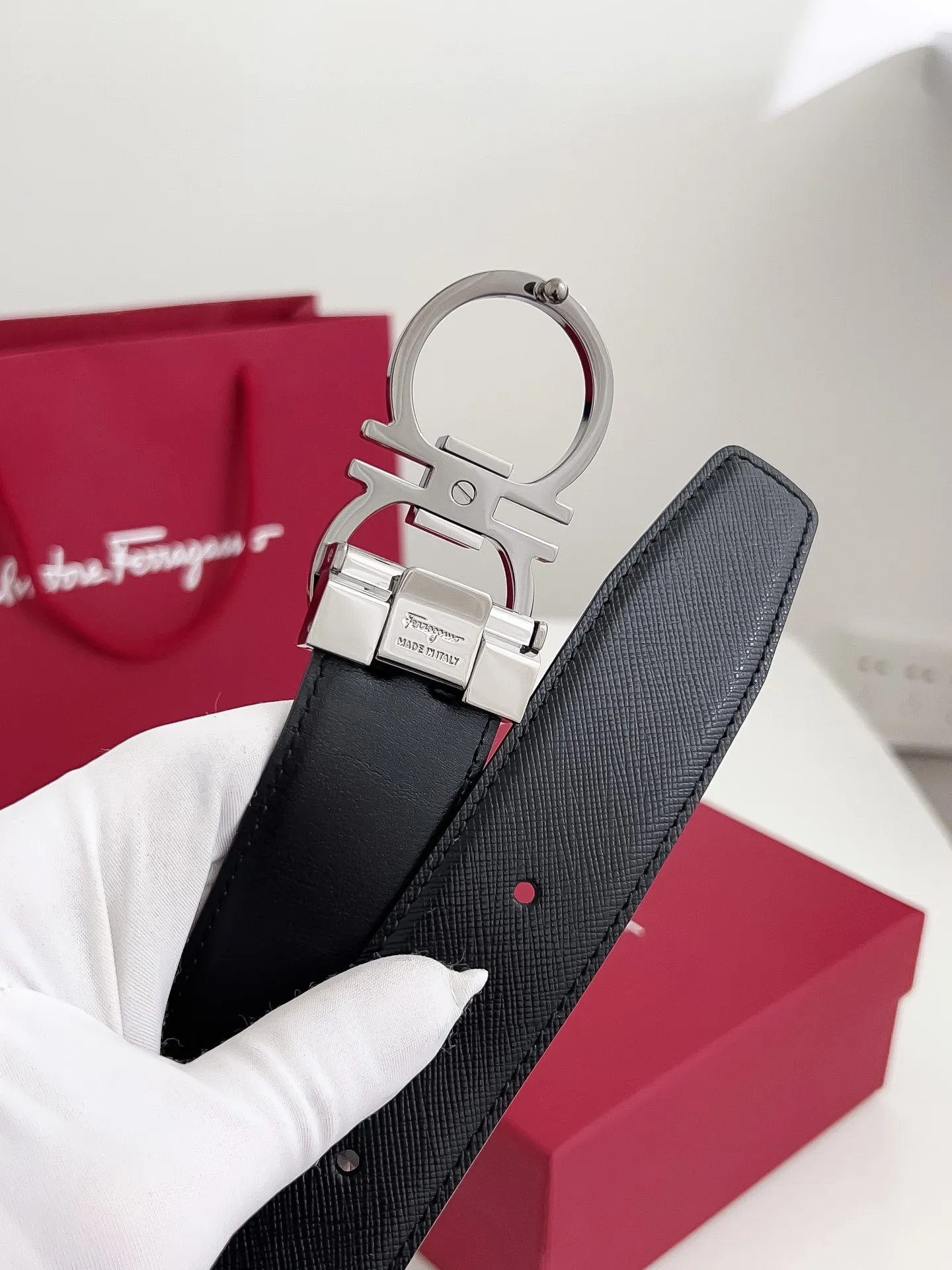 💰440💰Full package💰 💍Purchasing-grade Ferragamo Width 3.5cm Imported first-layer calfskin, double-sided cowhide material, soft and Q-elastic leather. Dürkopp's oblique stitching is exquisite and durable. Good quality goods.