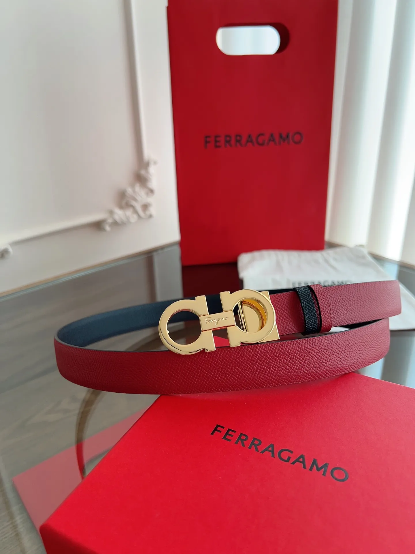 💰440💰Full set of packaging💰 💍Purchasing-grade Ferragamo·High-end quality． Double-sided colors available. The length can be cut by yourself to achieve a slimming effect. Material: The belt is made of imported first-layer cowhide. Exquisite, high-end and classy. Photographed in kind. Width: 2.5cm