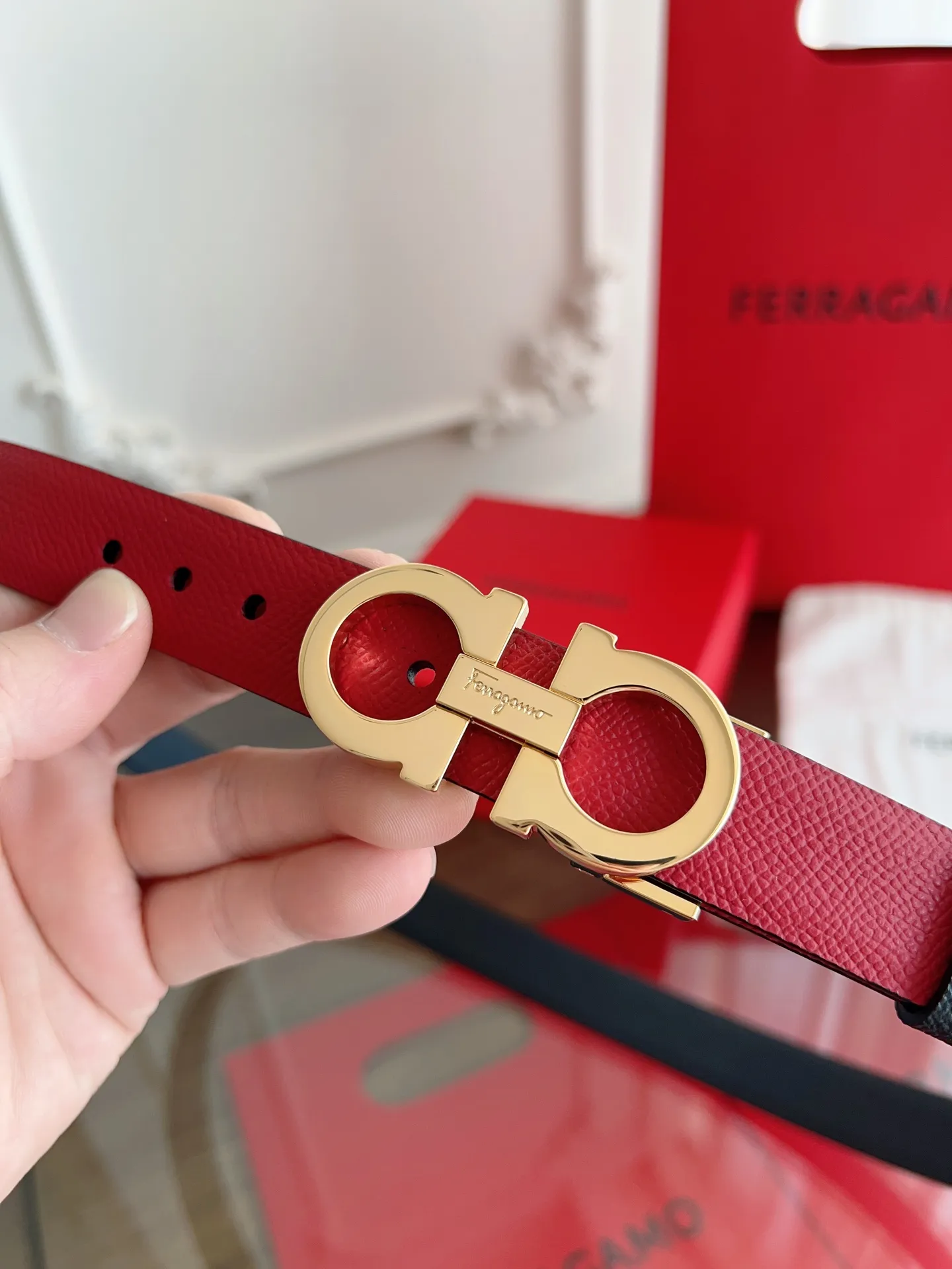 💰440💰Full set of packaging💰 💍Purchasing-grade Ferragamo·High-end quality． Double-sided colors available. The length can be cut by yourself to achieve a slimming effect. Material: The belt is made of imported first-layer cowhide. Exquisite, high-end and classy. Photographed in kind. Width: 2.5cm