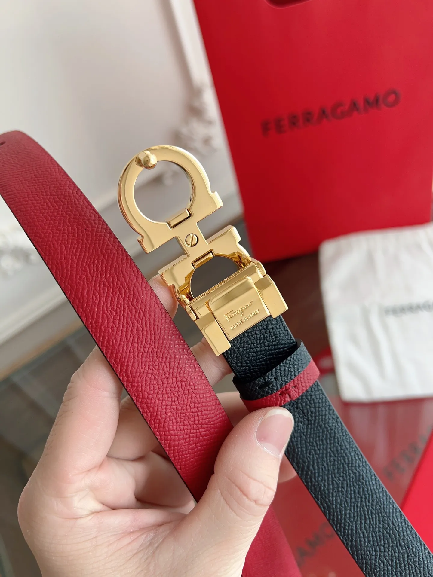 💰440💰Full set of packaging💰 💍Purchasing-grade Ferragamo·High-end quality． Double-sided colors available. The length can be cut by yourself to achieve a slimming effect. Material: The belt is made of imported first-layer cowhide. Exquisite, high-end and classy. Photographed in kind. Width: 2.5cm
