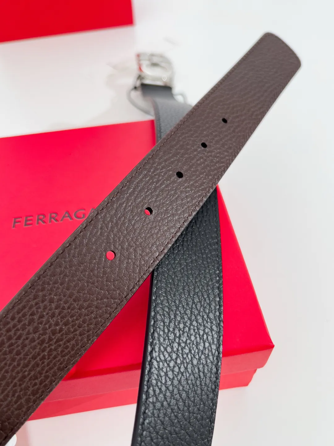 💰440💰Full package💰 💍Purchase-grade Ferragamo⚡️🌹Width 3.5cm, imported first-layer calfskin, double-sided cowhide material⚡️🌹The leather is soft and Q-elastic. Dürkopp's diagonal stitching is exquisite and durable. Good quality goods. Button head: pure copper button (gold, gun color, silver)