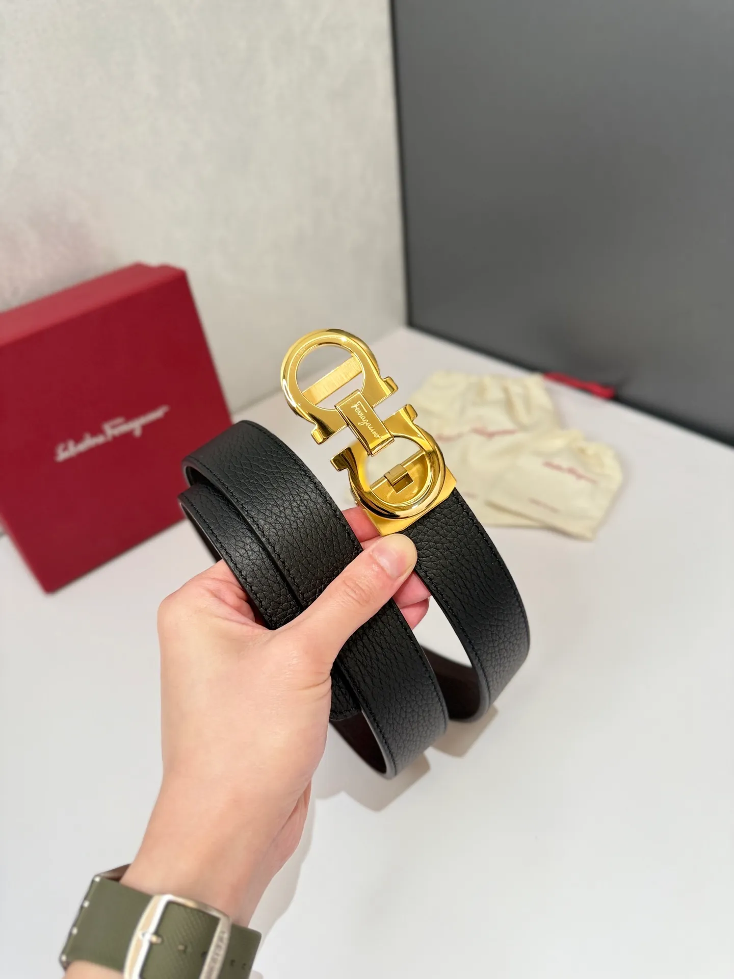 💰460💰Full package💰 💍Purchase level Salvatore Ferragamo is an Italian luxury brand known for its high-quality leather goods, shoes and accessories. Ferragamo's belts are one of its classic products, usually made of high-quality leather, with simple yet elegant designs, suitable for both business and leisure occasions. Automatic smooth buckle belt, stainless steel hardware, matching original leather belt body, adjustable length 🔝🔝🔝❤️❤️❤️