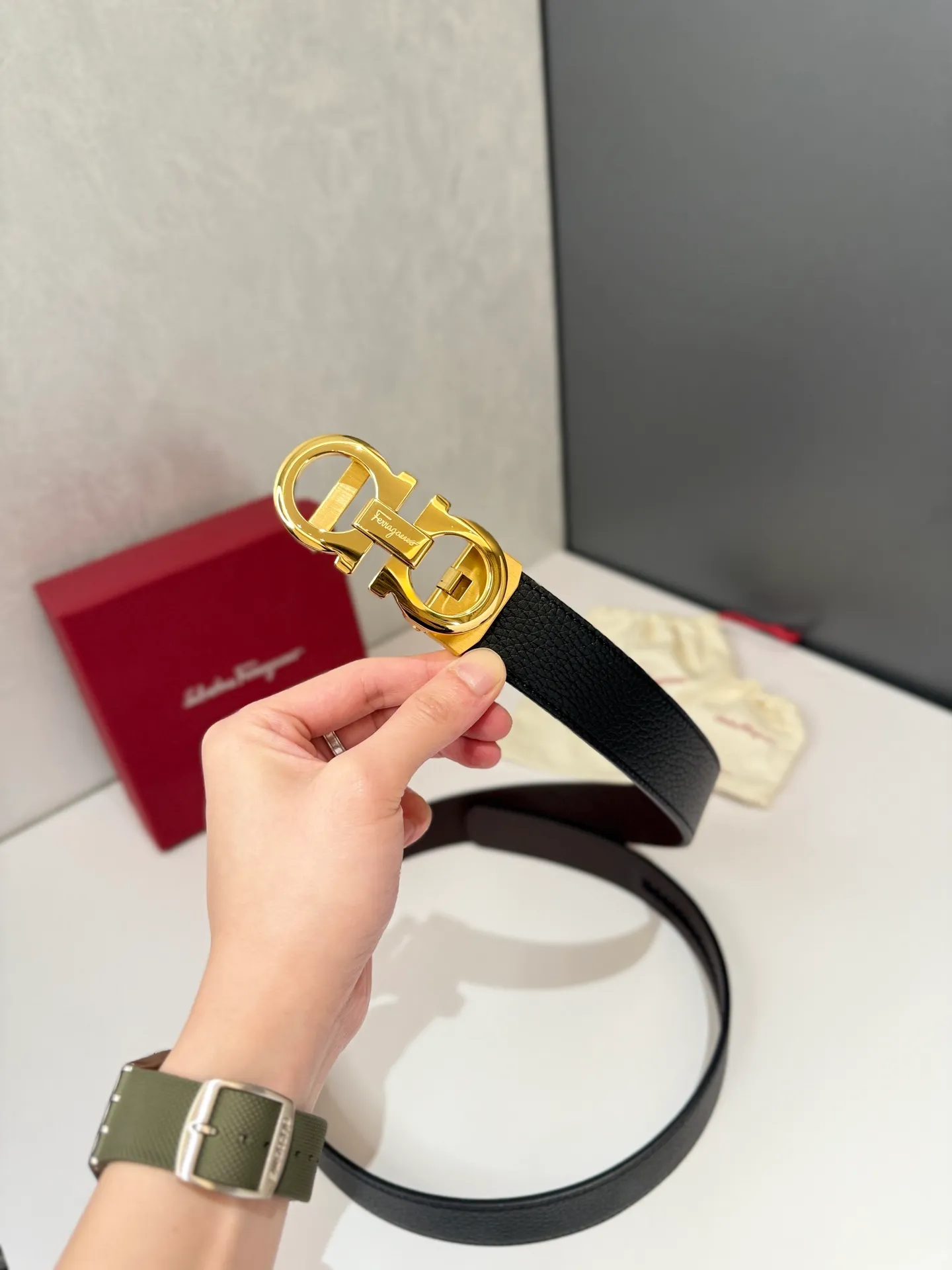 💰460💰Full package💰 💍Purchase level Salvatore Ferragamo is an Italian luxury brand known for its high-quality leather goods, shoes and accessories. Ferragamo's belts are one of its classic products, usually made of high-quality leather, with simple yet elegant designs, suitable for both business and leisure occasions. Automatic smooth buckle belt, stainless steel hardware, matching original leather belt body, adjustable length 🔝🔝🔝❤️❤️❤️