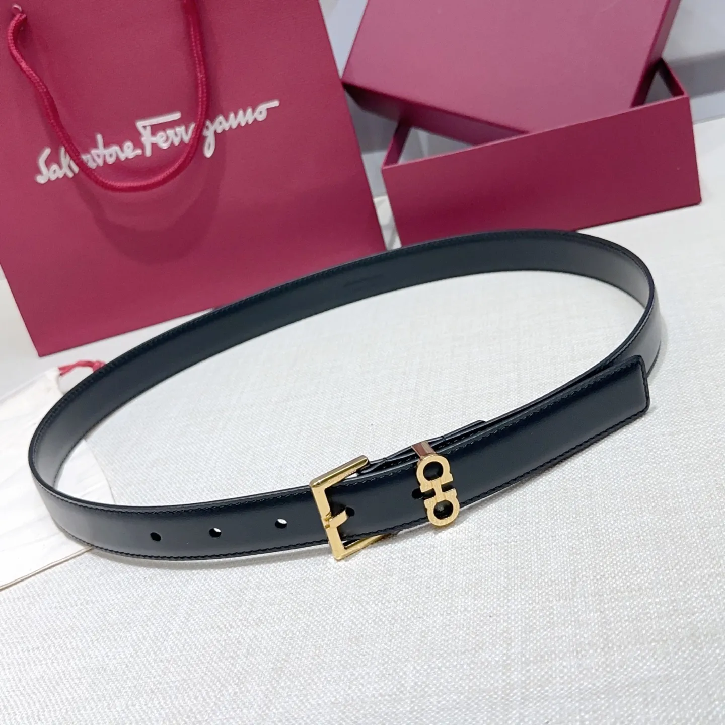 💰460💰Full set of packaging💰 💍Purchase level Ferragamo⚡️🌹Women's belt Width 2.5cm Double-sided first layer imported cowhide Copper five-pin buckle Original mold customization Length 75-105 Euro