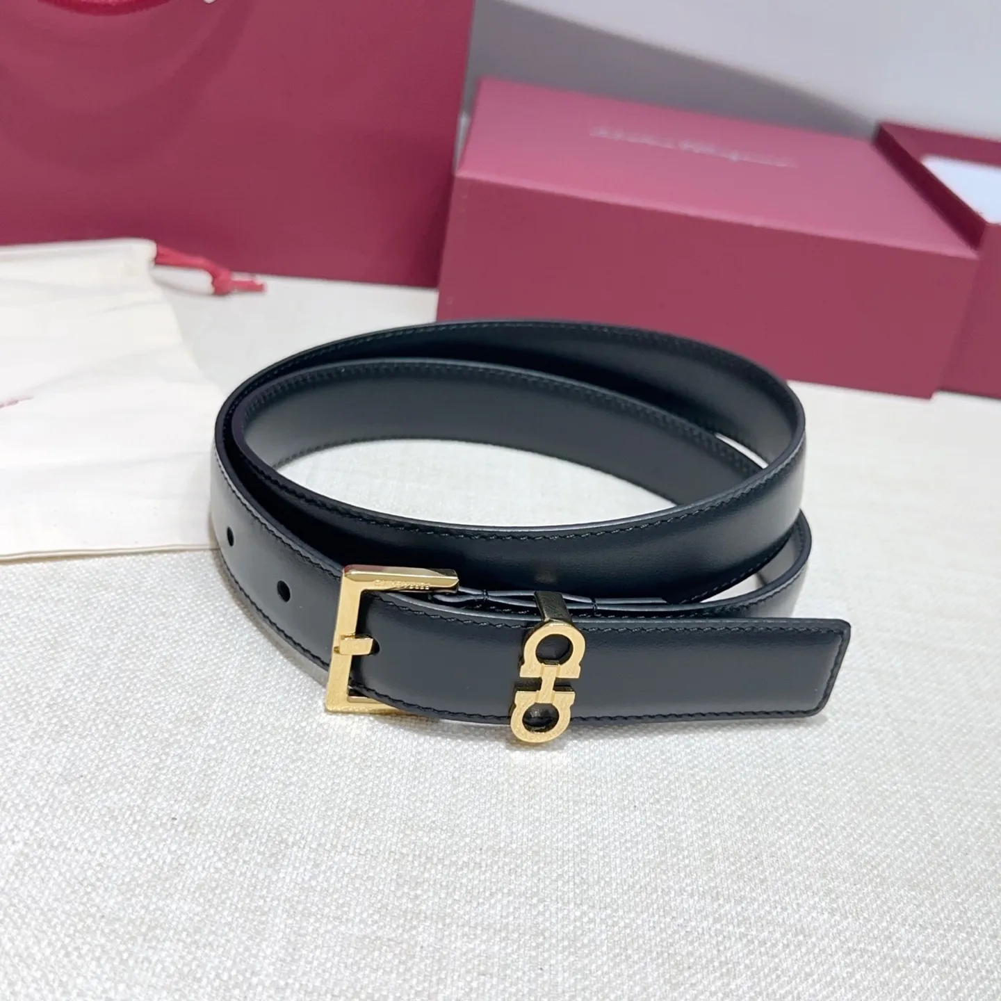 💰460💰Full set of packaging💰 💍Purchase level Ferragamo⚡️🌹Women's belt Width 2.5cm Double-sided first layer imported cowhide Copper five-pin buckle Original mold customization Length 75-105 Euro