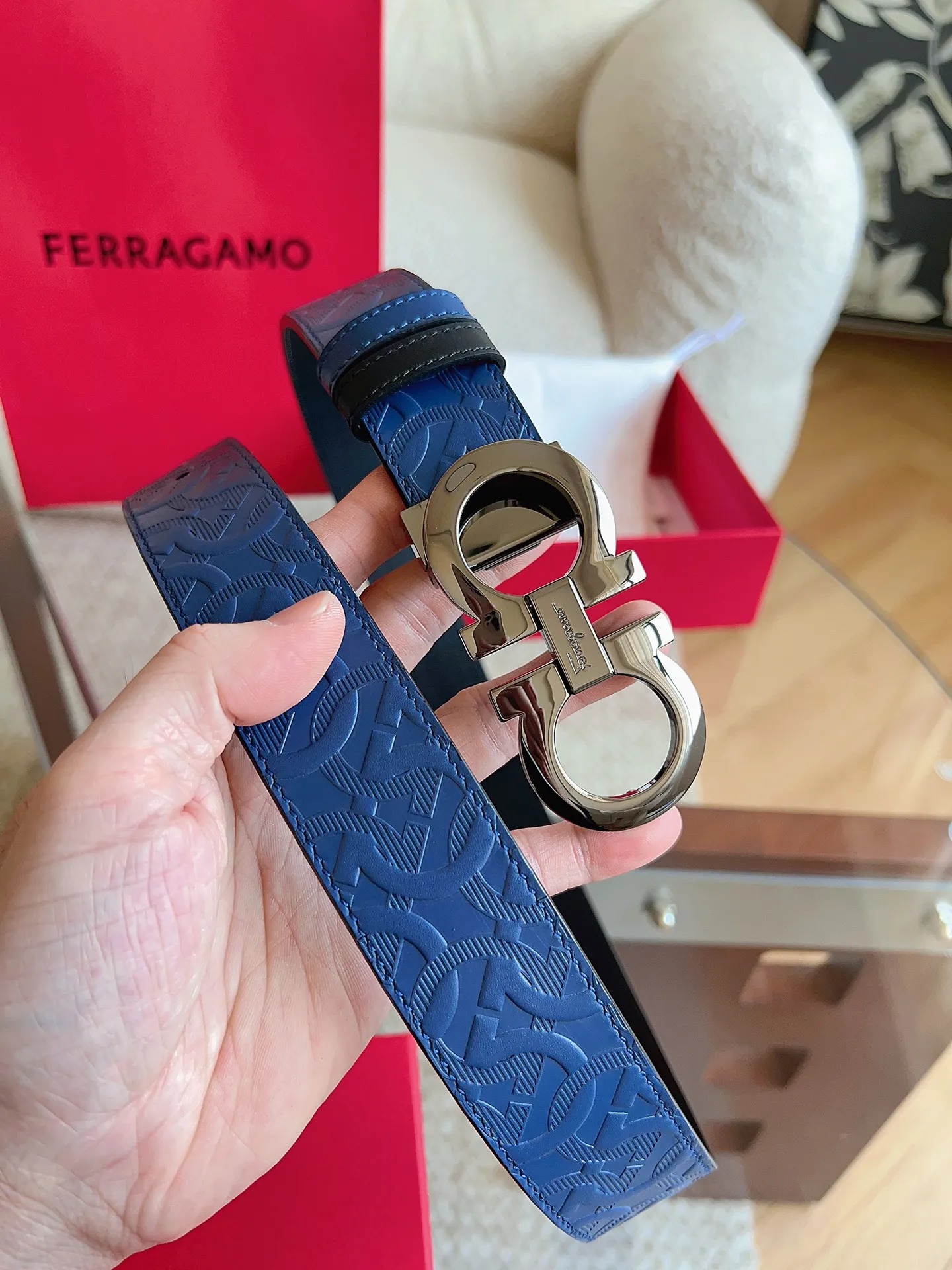 💰440💰Full package💰 💍Purchasing agent Ferragamo (2026 early spring style), the belt is made of first-layer cowhide with special processing, highlighting the natural grain, and using modern and elegant colors to reinterpret men's classic items. The double-sided design complements the Gancini double buckle, creating a flexible and versatile piece. The length is adjustable for a tailor-made fit. Belt width: 3.5cm