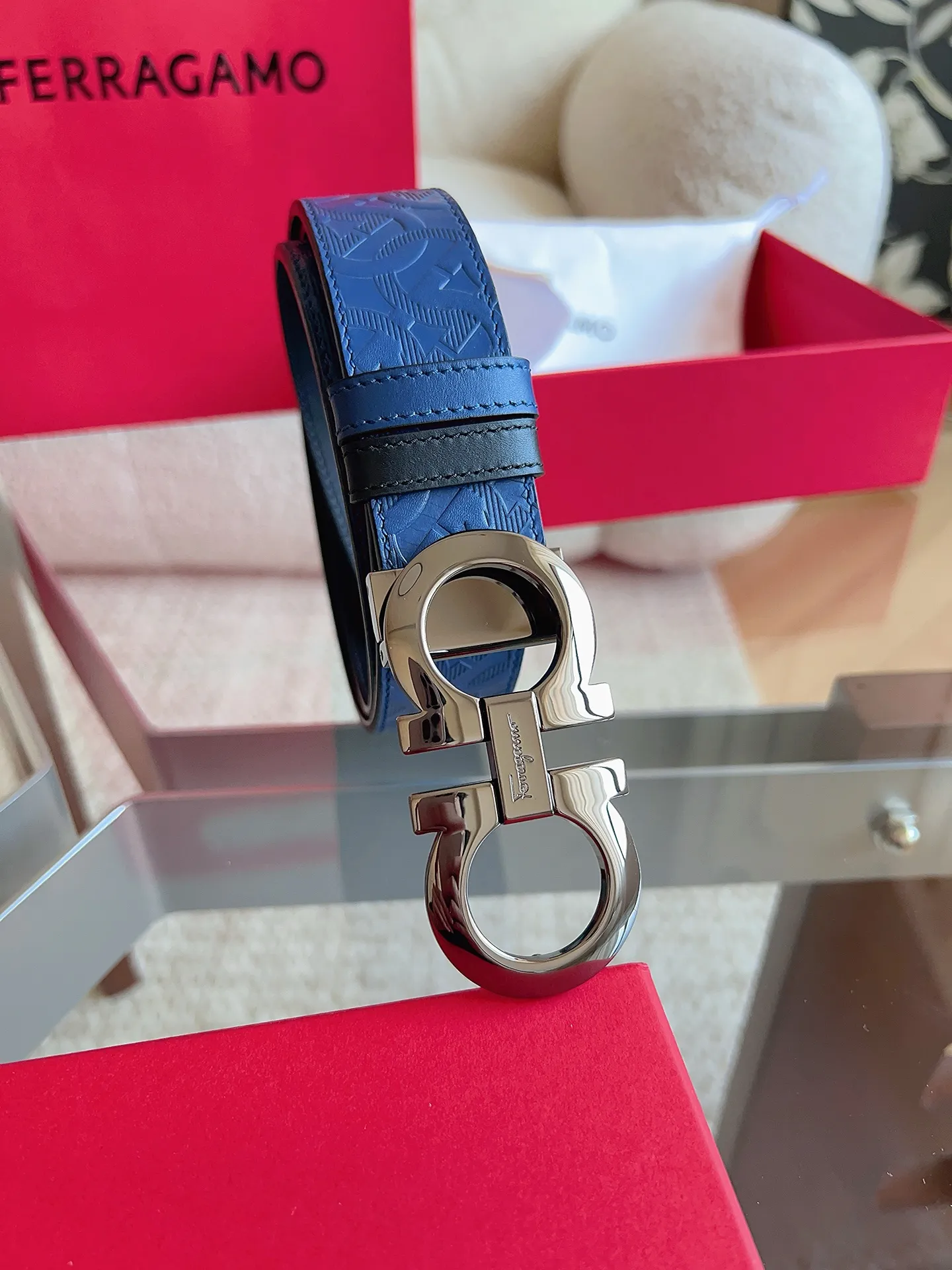 💰440💰Full package💰 💍Purchasing agent Ferragamo (2026 early spring style), the belt is made of first-layer cowhide with special processing, highlighting the natural grain, and using modern and elegant colors to reinterpret men's classic items. The double-sided design complements the Gancini double buckle, creating a flexible and versatile piece. The length is adjustable for a tailor-made fit. Belt width: 3.5cm