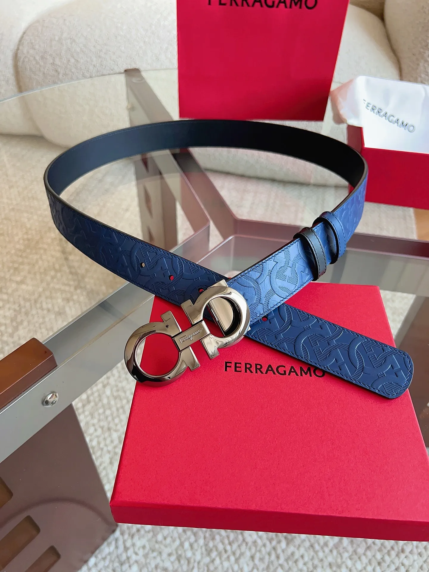 💰440💰Full package💰 💍Purchasing agent Ferragamo (2026 early spring style), the belt is made of first-layer cowhide with special processing, highlighting the natural grain, and using modern and elegant colors to reinterpret men's classic items. The double-sided design complements the Gancini double buckle, creating a flexible and versatile piece. The length is adjustable for a tailor-made fit. Belt width: 3.5cm