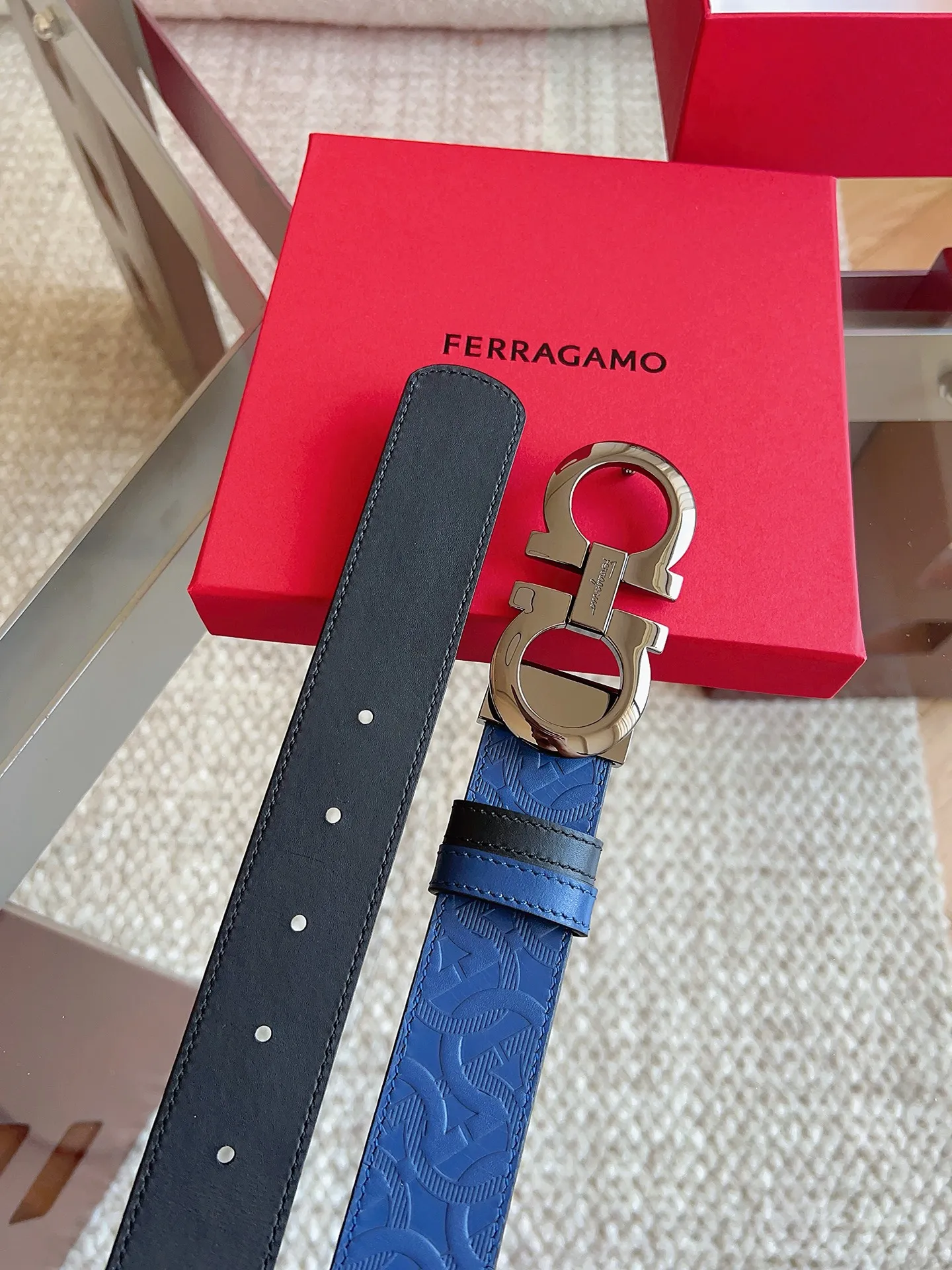 💰440💰Full package💰 💍Purchasing agent Ferragamo (2026 early spring style), the belt is made of first-layer cowhide with special processing, highlighting the natural grain, and using modern and elegant colors to reinterpret men's classic items. The double-sided design complements the Gancini double buckle, creating a flexible and versatile piece. The length is adjustable for a tailor-made fit. Belt width: 3.5cm