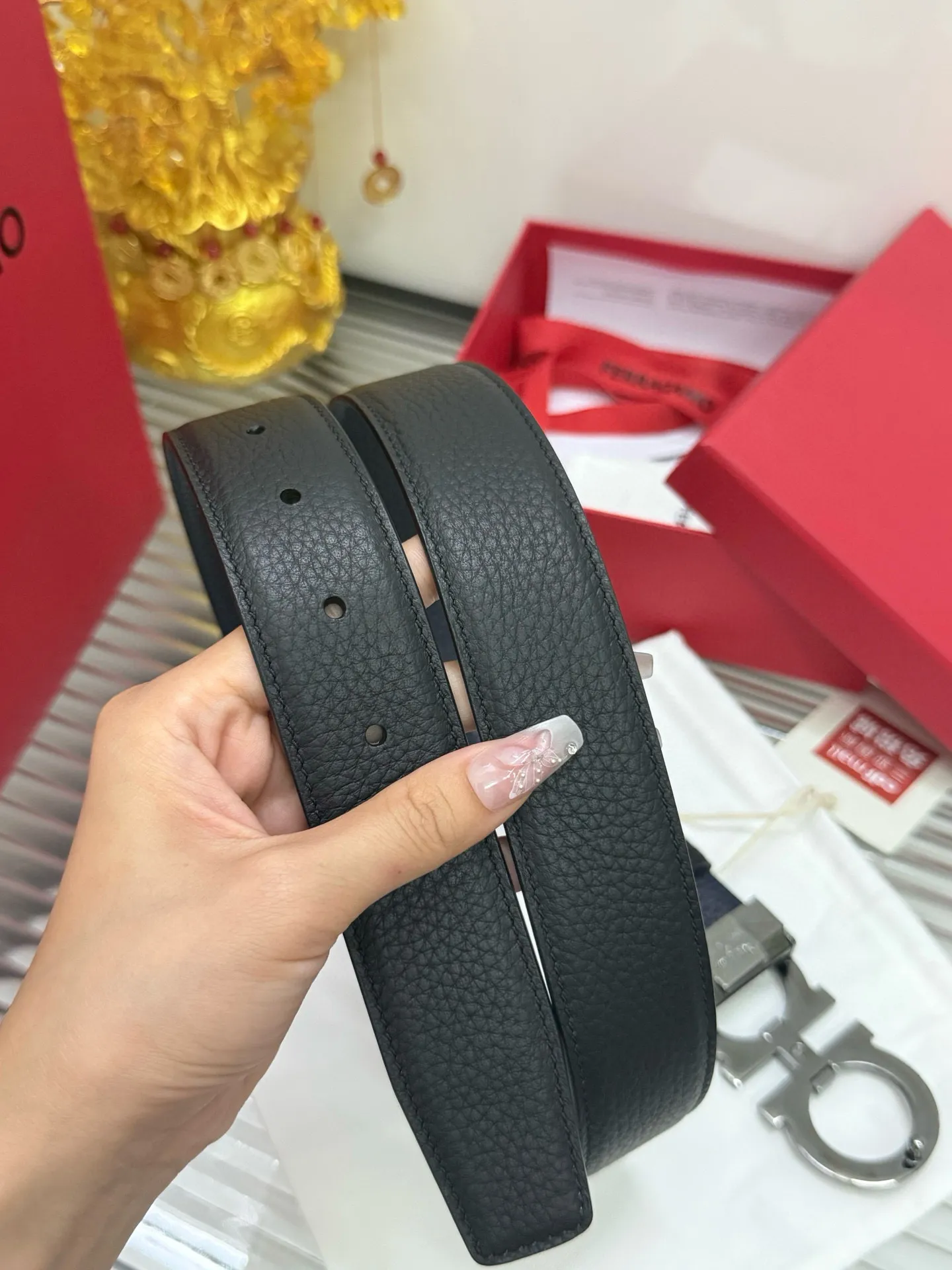 ✅Width: 𝟑.𝟓𝐜𝐦 Salvatore Ferragamo classic ❑ Supports 𝐍𝐅𝐂 anti-counterfeiting identification, integrated chip identification for plate matching Special supply channel✅Italian🇮🇹𝐒𝐢𝐫𝐩Original imported calfskin length can be cut/double-sided can be used❗️❗️Excellent leather, soft and comfortable leather with full grain grains🥰 + high-quality pure copper hardware buckle P460