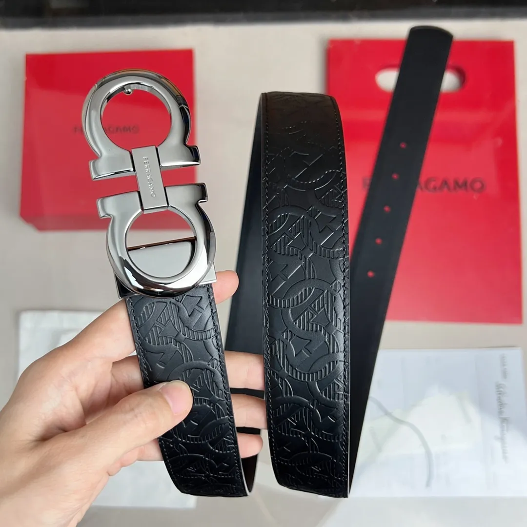 💰440💰Full package💰 💍Purchasing-grade Ferragamo double-sided adjustable Gancini belt This double-sided two-color belt reinterprets Ferragamo's classic Gancini pattern, using shiny palladium gold and gunmetal-colored double-layer structure buckles, adding a touch of avant-garde modern flavor to the classic buckle design. The soft, textured cowhide is specially treated with professional techniques to make the leather softer to the touch and with a finer grain. The length can be adjusted to fit your waist.
