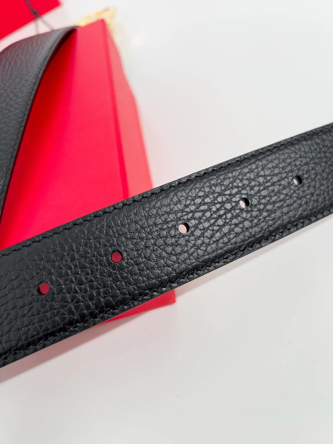 💰440💰Full package💰 💍Purchase-grade Ferragamo⚡️🌹Width 3.5cm, imported first-layer calfskin, double-sided cowhide material⚡️🌹The leather is soft and Q-elastic. Dürkopp's diagonal stitching is exquisite and durable. Good quality goods. Button head: pure copper button (gold, gun color, silver)