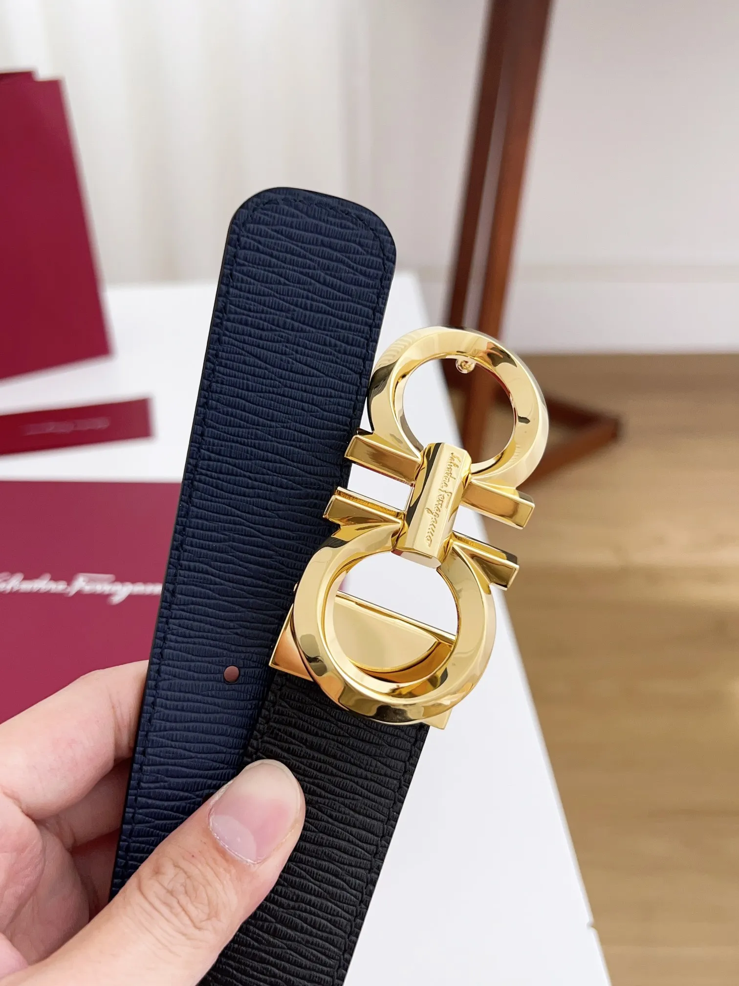 💰440💰Full package💰 💍Purchasing agent Ferragamo⚡️🌹Width 3.5cm, imported first-layer calfskin, double-sided cowhide material, soft and Q-elastic. Dürkopp's diagonal stitching is exquisite and durable. Good quality goods. Button head: pure copper buckle (gold, gun color, silver) Size: 100-125cm Packaging: full set of packaging