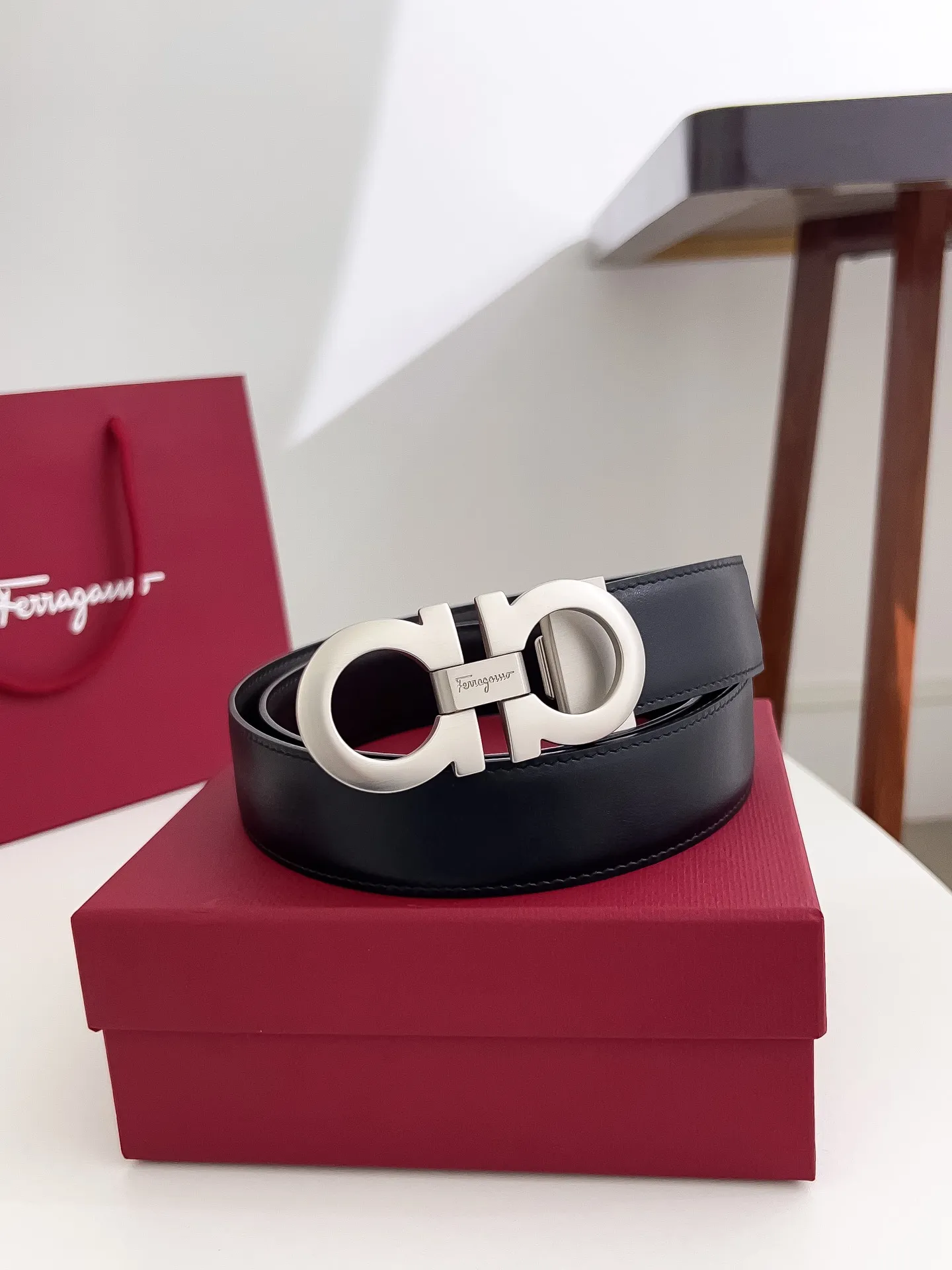 💰440💰Full package💰 💍Purchasing-grade Ferragamo Width 3.5cm Imported first-layer calfskin, double-sided cowhide material, soft and Q-elastic leather. Dürkopp's diagonal stitching is exquisite and durable. Good quality goods. Button head: pure copper buckle (gold, gun color, silver) Size: 100-125cm Packaging: full set of packaging