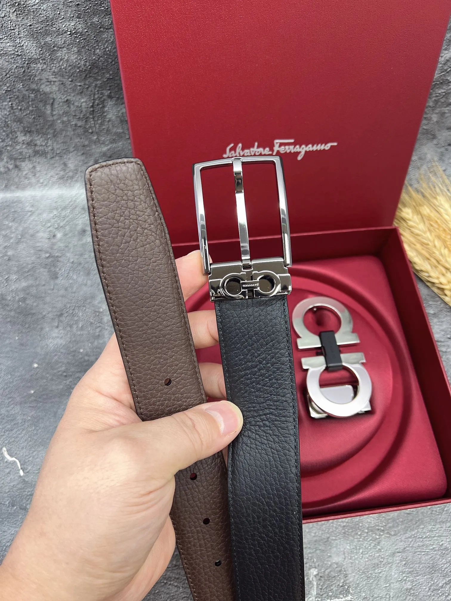💰560💰Full set of packaging💰 💍Purchasing grade FERRAGAMO⚡️🌹Double-buckle series The same style as the official website for early autumn🎉 Width: 3.5CM Purchasing quality Double buckles can be used with each other Double-sided imported calfskin belt Supports chip scanning The length can be cut by yourself, giving you a counter-like experience 360-degree high-quality metal buckle with no dead ends, worn around the waist to perfectly reflect the quality of life⚡️🌹Gifts and personal use👍