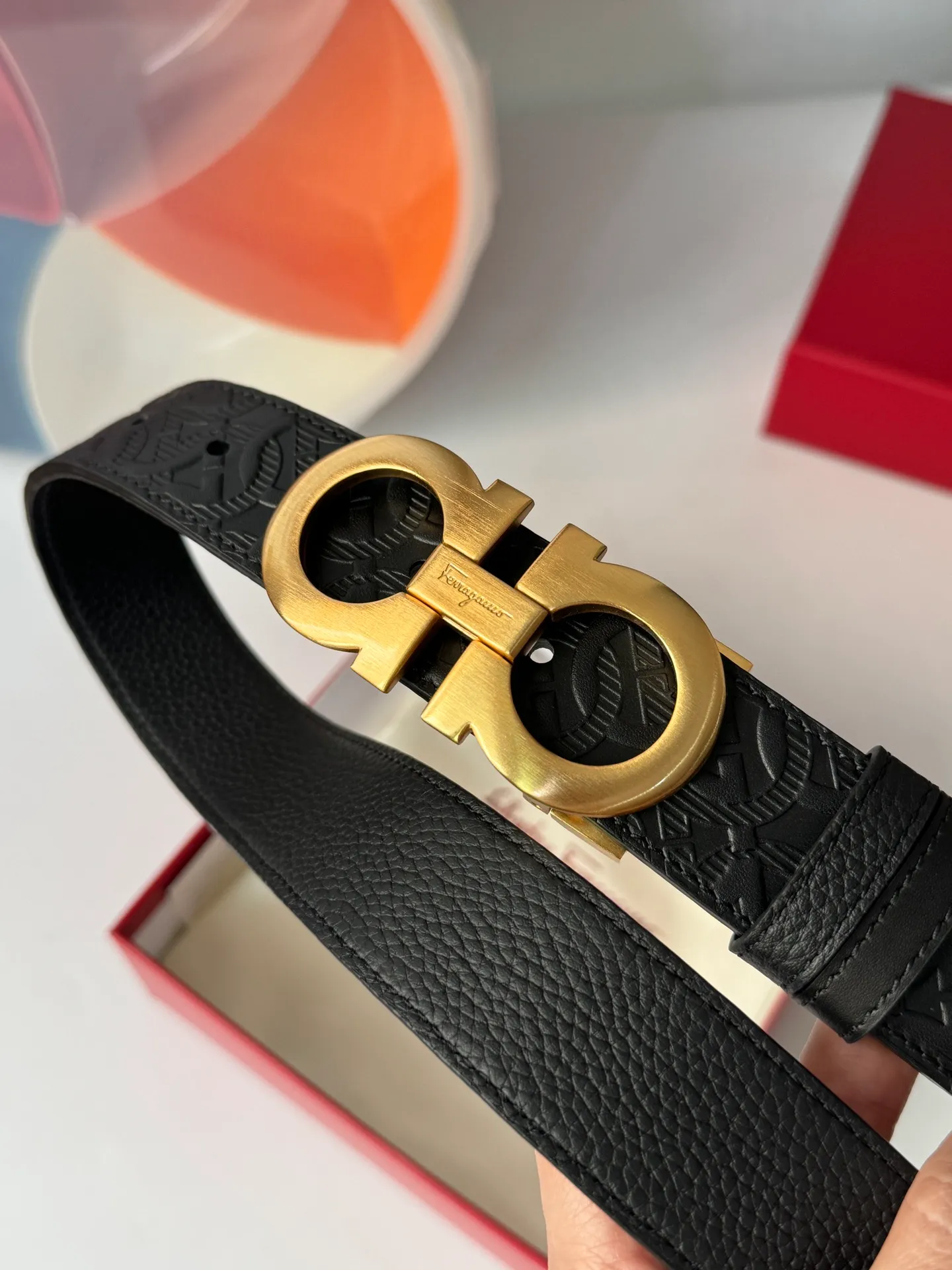 💰440💰Full set of packaging💰 💍Purchasing agent level Ferragamo The reason why men choose Ferragamo is very simple. First of all, the meaning is very good. We Chinese all like 8 symbolizing hair. Whether you are a business elite in the workplace or a business expert wearing such a belt, it looks calm and professional. Furthermore, it is a gift for your father, father-in-law and elders who are full of filial piety. It is really an invincible high-quality product that is not picky. 3.5cm.