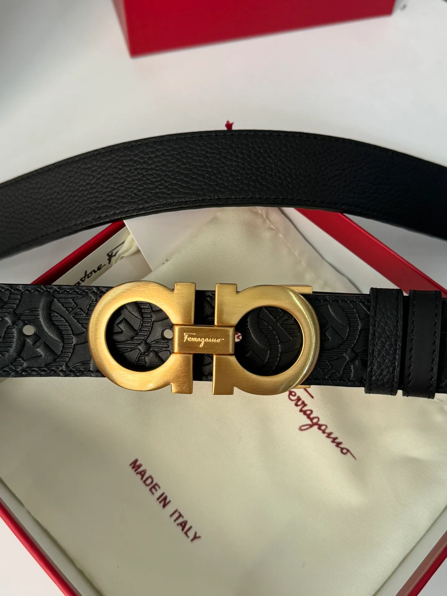 💰440💰Full set of packaging💰 💍Purchasing agent level Ferragamo The reason why men choose Ferragamo is very simple. First of all, the meaning is very good. We Chinese all like 8 symbolizing hair. Whether you are a business elite in the workplace or a business expert wearing such a belt, it looks calm and professional. Furthermore, it is a gift for your father, father-in-law and elders who are full of filial piety. It is really an invincible high-quality product that is not picky. 3.5cm.
