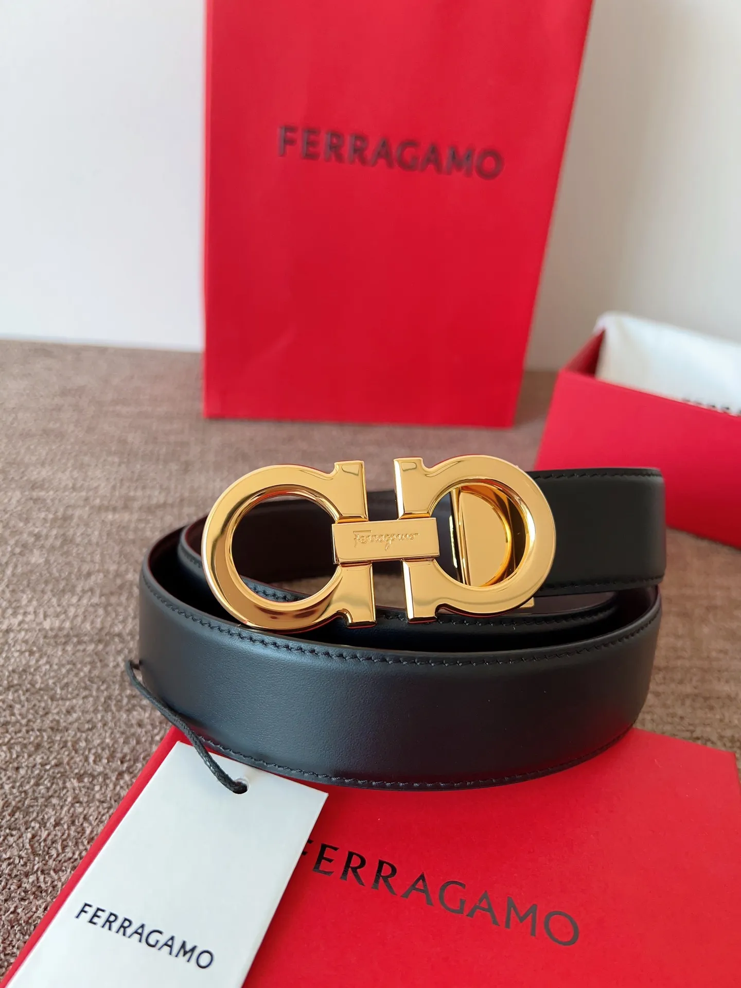 A Ferragamo belt that will never go out of style after several years of use, with original leather, high-quality buckles and brand new packaging. 💰760