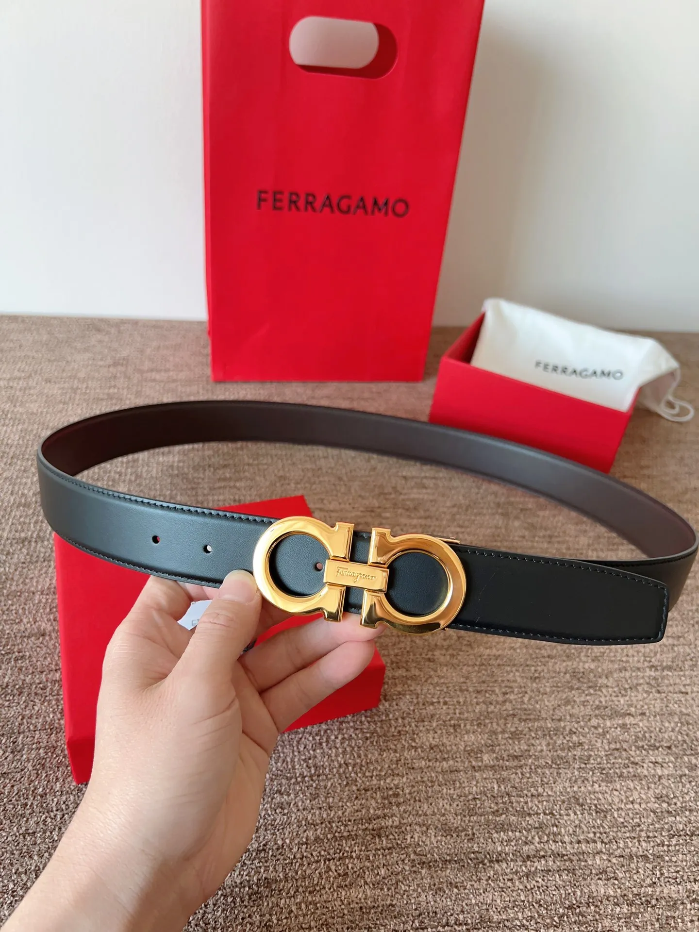 A Ferragamo belt that will never go out of style after several years of use, with original leather, high-quality buckles and brand new packaging. 💰760