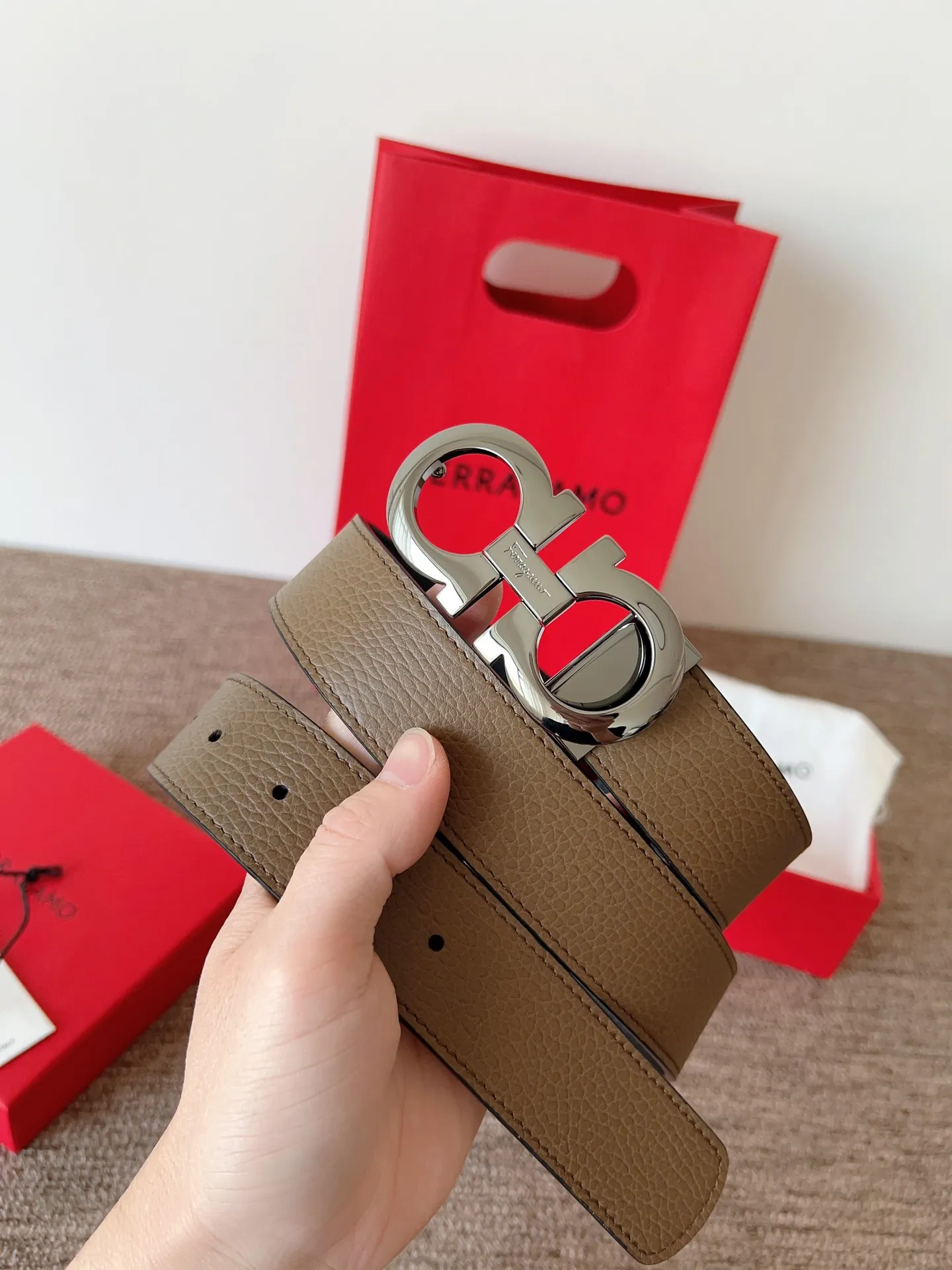 A Ferragamo belt that will never go out of style after several years of use, with original leather, high-quality buckles and brand new packaging. 💰760