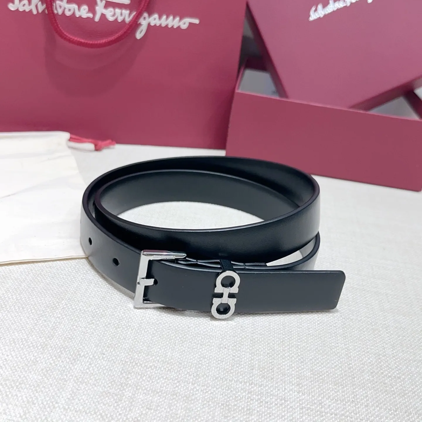 💰460💰Full set of packaging💰 💍Purchase level Ferragamo⚡️🌹Women's belt Width 2.5cm Double-sided first layer imported cowhide Copper five-pin buckle Original mold customization Length 75-105 Euro
