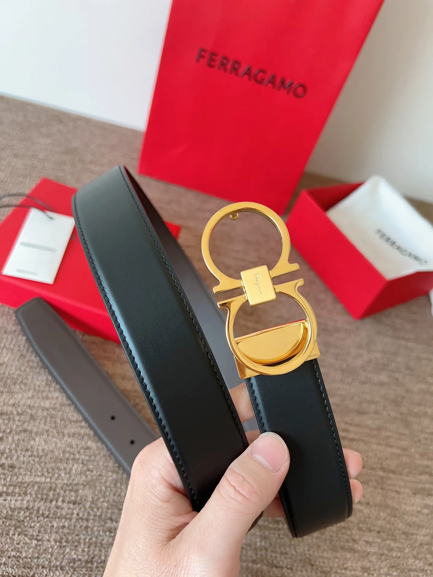 A Ferragamo belt that will never go out of style after several years of use, with original leather, high-quality buckles and brand new packaging. 💰760
