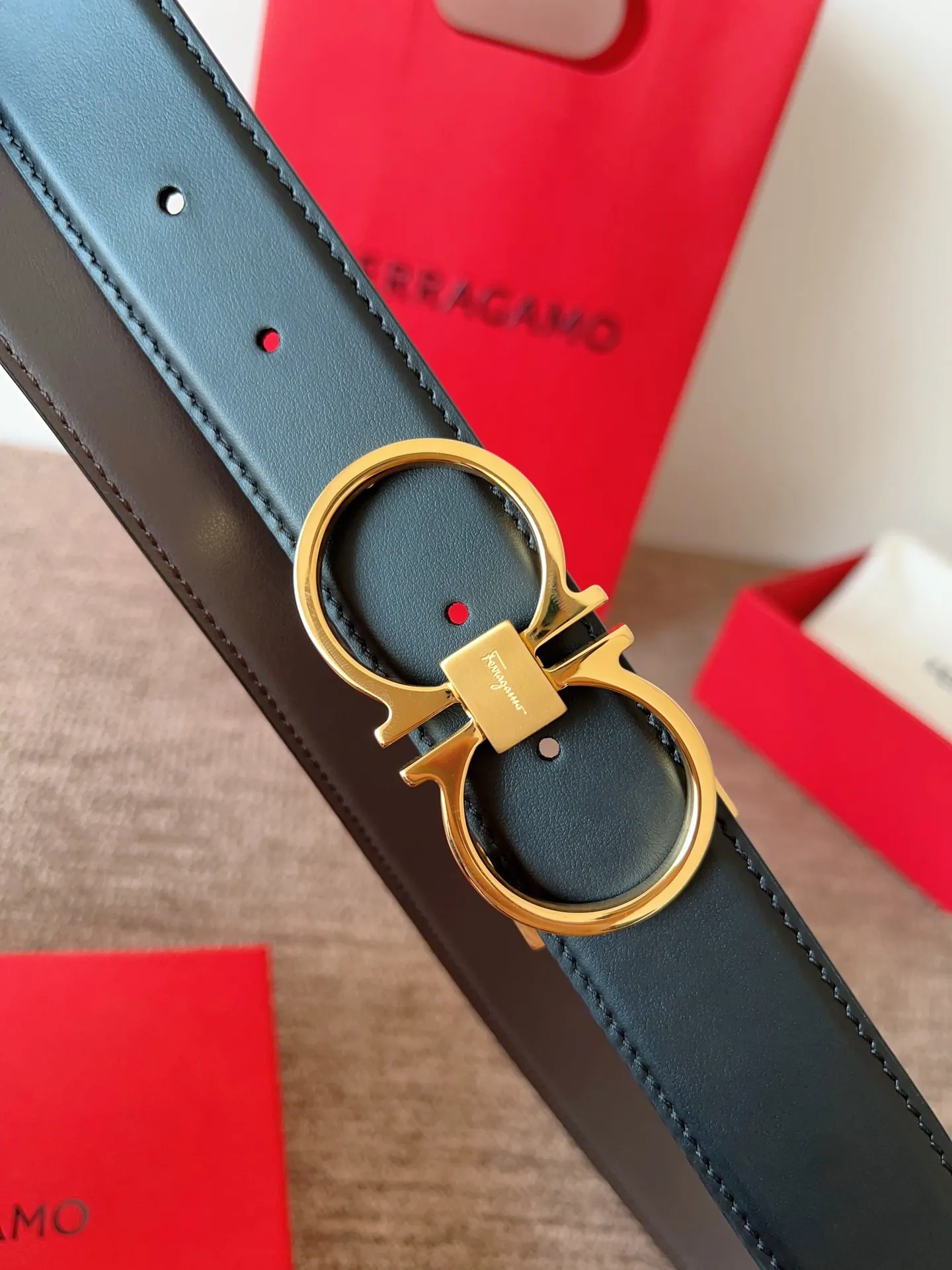 A Ferragamo belt that will never go out of style after several years of use, with original leather, high-quality buckles and brand new packaging. 💰760