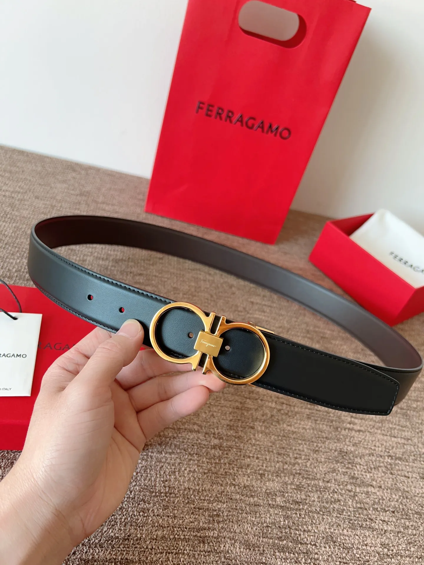 A Ferragamo belt that will never go out of style after several years of use, with original leather, high-quality buckles and brand new packaging. 💰760