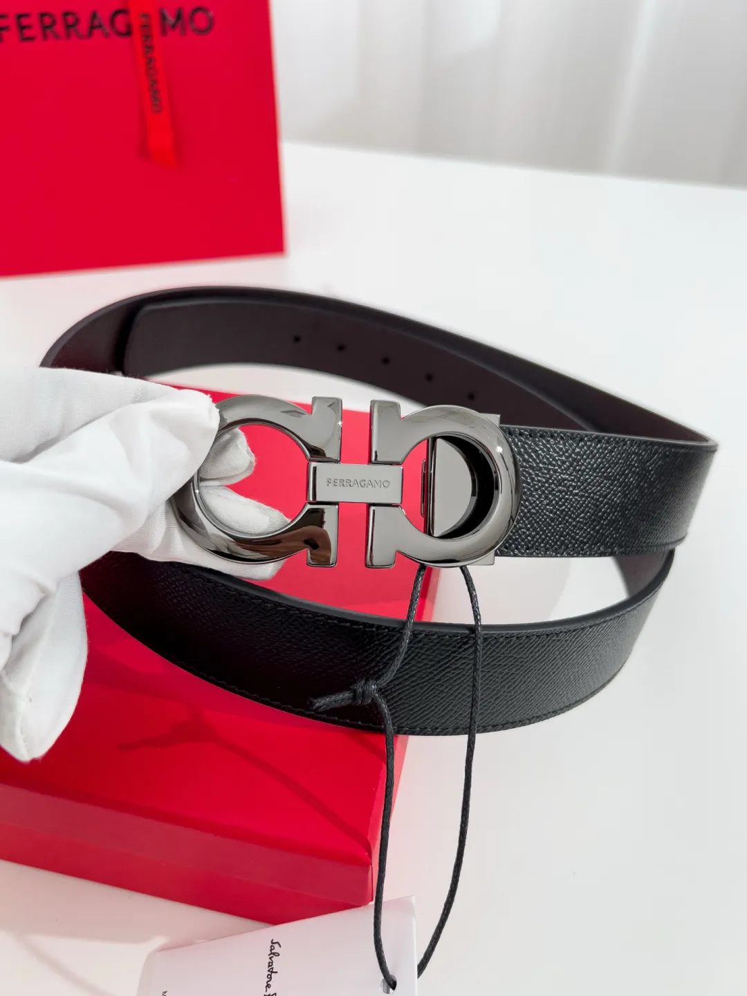 💰440💰Full package💰 💍Purchase-grade Ferragamo⚡️🌹Width 3.5cm, imported first-layer calfskin, double-sided cowhide material⚡️🌹The leather is soft and Q-elastic. Dürkopp's diagonal stitching is exquisite and durable. Good quality goods. Button head: pure copper button (gold, gun color, silver)