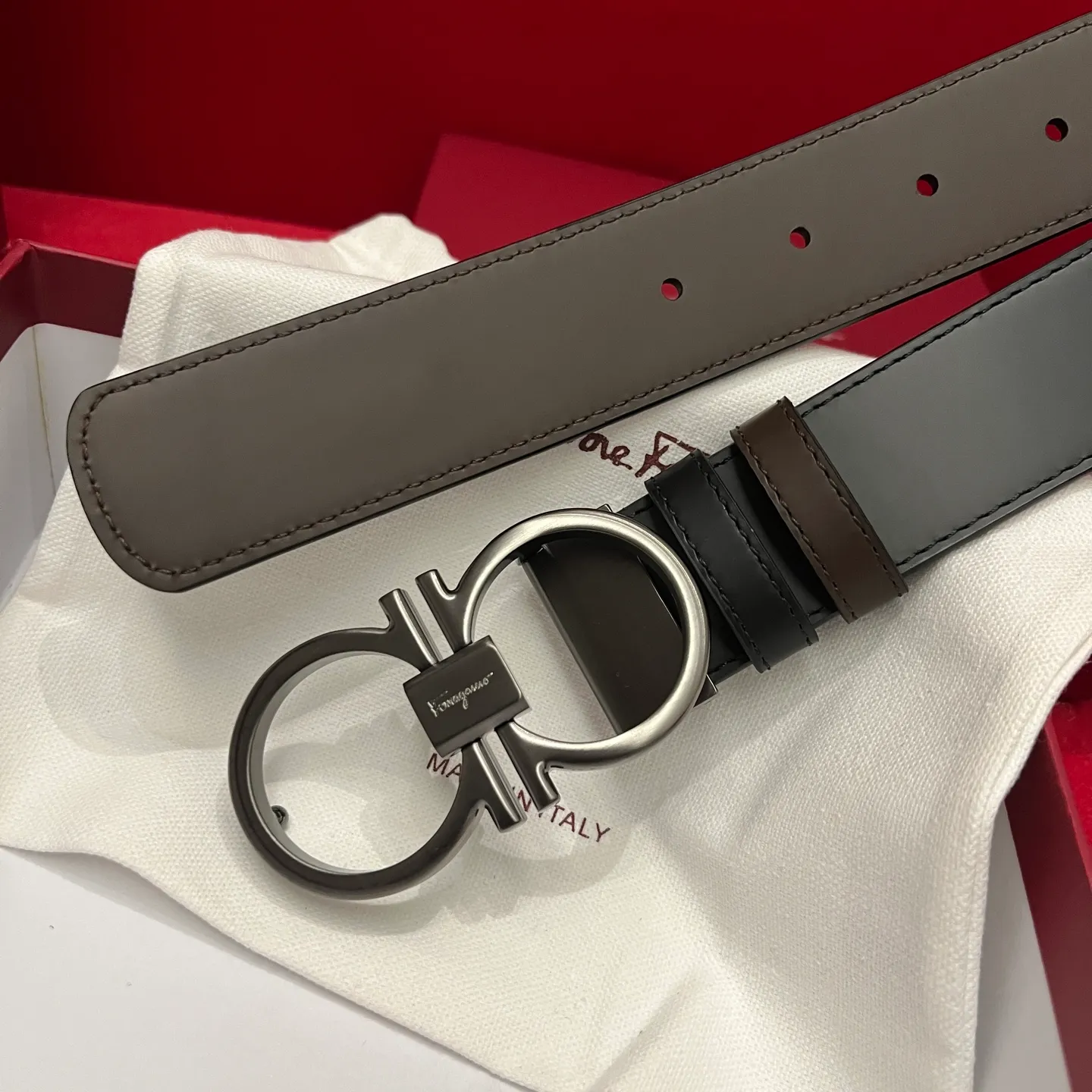💰440💰Full package💰 💍Purchasing-grade Ferragamo Double-sided Italian imported original black matching☕️New quality palladium-plated buckle Width 3.5cm Double-sided usable The belt is adjustable and can be cut as needed to achieve a slim fit