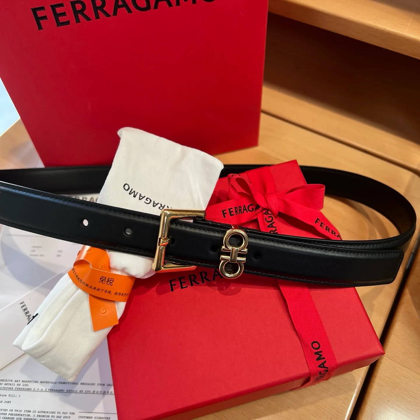 💰520💰Full package💰 💍Purchase level Dreams on the wrist, a new interpretation of female charm - Ferragamo 2.5cm women's pin buckle belt On the fashion stage, women's charm always blooms in the details. Ferragamo's 2.5cm women's pin buckle belt is like a smart work of art, outlining a woman's elegance and personality with delicate brushstrokes, becoming the finishing touch to highlight her fashion attitude.  This belt is made of top-quality materials. The leather is soft and skin-friendly, and the texture is natural and delicate. Every touch is like an intimate dialogue with nature. After special processing, the leather is tough and durable without losing its soft texture. It can not only withstand the test of daily wear, but also gently fit women's waistline, bringing unparalleled comfort experience.  The exquisite width of 2.5cm reflects Ferragamo’s profound insight into women’s fashion aesthetics. It cleverly walks the line between sophistication and grandeur, without being too ostentatious, yet accurately attracting attention. Whether it is paired with a simple and capable workplace suit to highlight a woman's independent confidence and professional temperament; or combined with a romantic and soft dress to emphasize the graceful body curves and interpret a gentle and romantic style, it can be perfectly controlled and inject unique charm into the overall look.  The pin buckle design is the soul of this belt. The metal pin buckle has been carefully polished and shines with a charming luster, with smooth lines and rich texture. The simple yet exquisite shape not only shows the modern and fashionable simple style, but also contains the profound brand heritage of Ferragamo. When buckled, the crisp sound is like a fashionable movement, and every use is a pleasant experience. Moreover, the solid design of the pin buckle ensures the stability of the belt during wearing, so that you don't have to worry about the embarrassment of slipping, and can enjoy the confidence and calmness brought by fashion.  Ferragamo, a fashion brand with a long history, has always been committed to creating fashion items for women that combine quality and design. This 2.5cm women's pin buckle belt is not only a symbol of fashion, but also a reflection of the brand's persistent pursuit of excellent quality and innovative design. It carries the cultural connotation of the brand and has become an important carrier for women to show themselves and express their personality.  When you tie the Ferragamo 2.5cm women's pin buckle belt around your waist, at that moment it is more than just a belt, it is an extension of your personality and style. It witnesses your hard work and achievements in the workplace and accompanies you to enjoy every beautiful moment in life. It allows you to exude unique charm in every gesture, and can become the center of attention whether on the bustling urban streets or in elegant social occasions.  Choosing Ferragamo's 2.5cm women's pin buckle belt means choosing an exquisite attitude towards life and the ultimate pursuit of fashion. It will add brilliant colors to your fashion journey with its unique charm and become an eternal classic in your wardrobe.