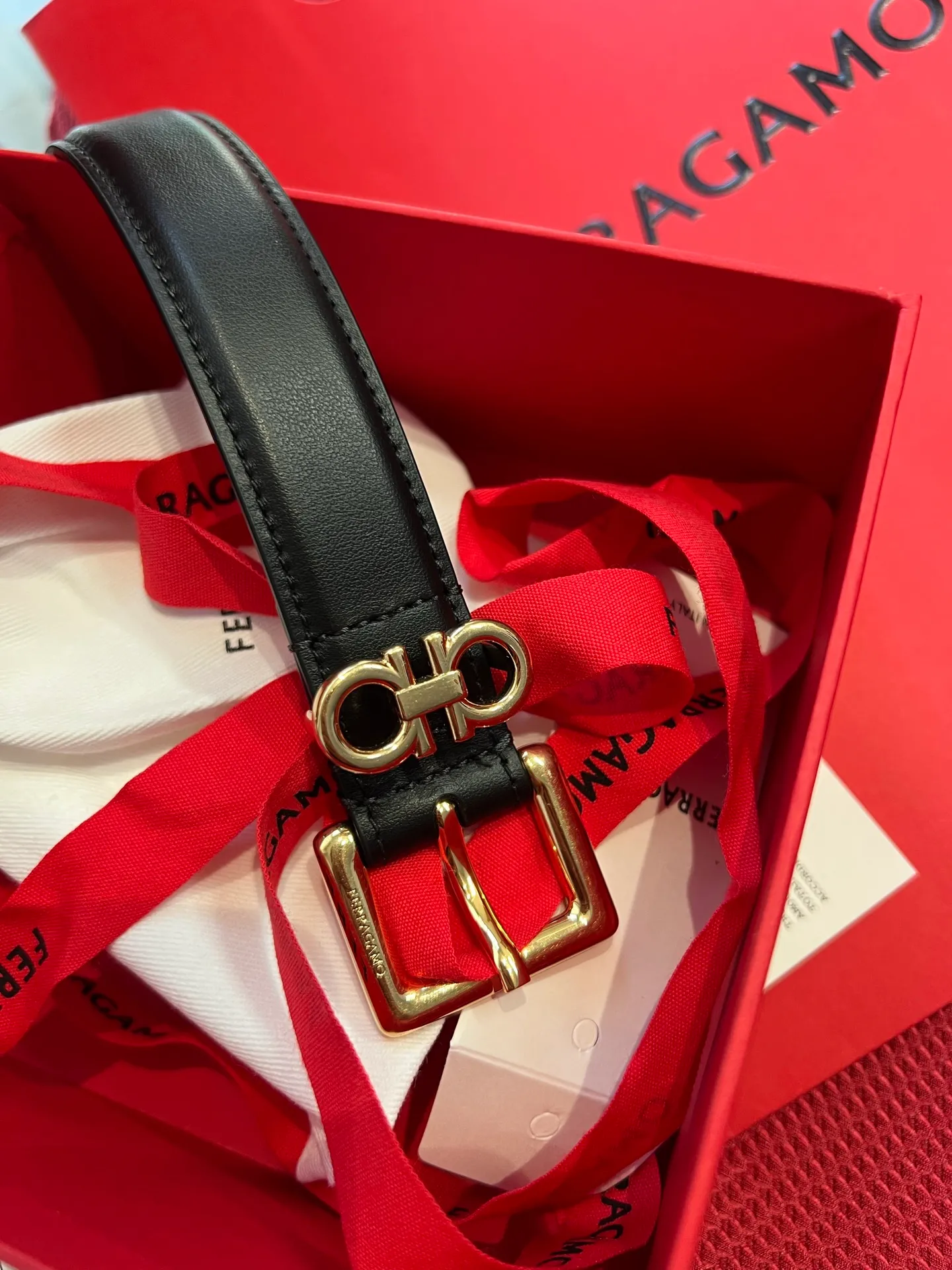 💰520💰Full package💰 💍Purchase level Dreams on the wrist, a new interpretation of female charm - Ferragamo 2.5cm women's pin buckle belt On the fashion stage, women's charm always blooms in the details. Ferragamo's 2.5cm women's pin buckle belt is like a smart work of art, outlining a woman's elegance and personality with delicate brushstrokes, becoming the finishing touch to highlight her fashion attitude.  This belt is made of top-quality materials. The leather is soft and skin-friendly, and the texture is natural and delicate. Every touch is like an intimate dialogue with nature. After special processing, the leather is tough and durable without losing its soft texture. It can not only withstand the test of daily wear, but also gently fit women's waistline, bringing unparalleled comfort experience.  The exquisite width of 2.5cm reflects Ferragamo’s profound insight into women’s fashion aesthetics. It cleverly walks the line between sophistication and grandeur, without being too ostentatious, yet accurately attracting attention. Whether it is paired with a simple and capable workplace suit to highlight a woman's independent confidence and professional temperament; or combined with a romantic and soft dress to emphasize the graceful body curves and interpret a gentle and romantic style, it can be perfectly controlled and inject unique charm into the overall look.  The pin buckle design is the soul of this belt. The metal pin buckle has been carefully polished and shines with a charming luster, with smooth lines and rich texture. The simple yet exquisite shape not only shows the modern and fashionable simple style, but also contains the profound brand heritage of Ferragamo. When buckled, the crisp sound is like a fashionable movement, and every use is a pleasant experience. Moreover, the solid design of the pin buckle ensures the stability of the belt during wearing, so that you don't have to worry about the embarrassment of slipping, and can enjoy the confidence and calmness brought by fashion.  Ferragamo, a fashion brand with a long history, has always been committed to creating fashion items for women that combine quality and design. This 2.5cm women's pin buckle belt is not only a symbol of fashion, but also a reflection of the brand's persistent pursuit of excellent quality and innovative design. It carries the cultural connotation of the brand and has become an important carrier for women to show themselves and express their personality.  When you tie the Ferragamo 2.5cm women's pin buckle belt around your waist, at that moment it is more than just a belt, it is an extension of your personality and style. It witnesses your hard work and achievements in the workplace and accompanies you to enjoy every beautiful moment in life. It allows you to exude unique charm in every gesture, and can become the center of attention whether on the bustling urban streets or in elegant social occasions.  Choosing Ferragamo's 2.5cm women's pin buckle belt means choosing an exquisite attitude towards life and the ultimate pursuit of fashion. It will add brilliant colors to your fashion journey with its unique charm and become an eternal classic in your wardrobe.