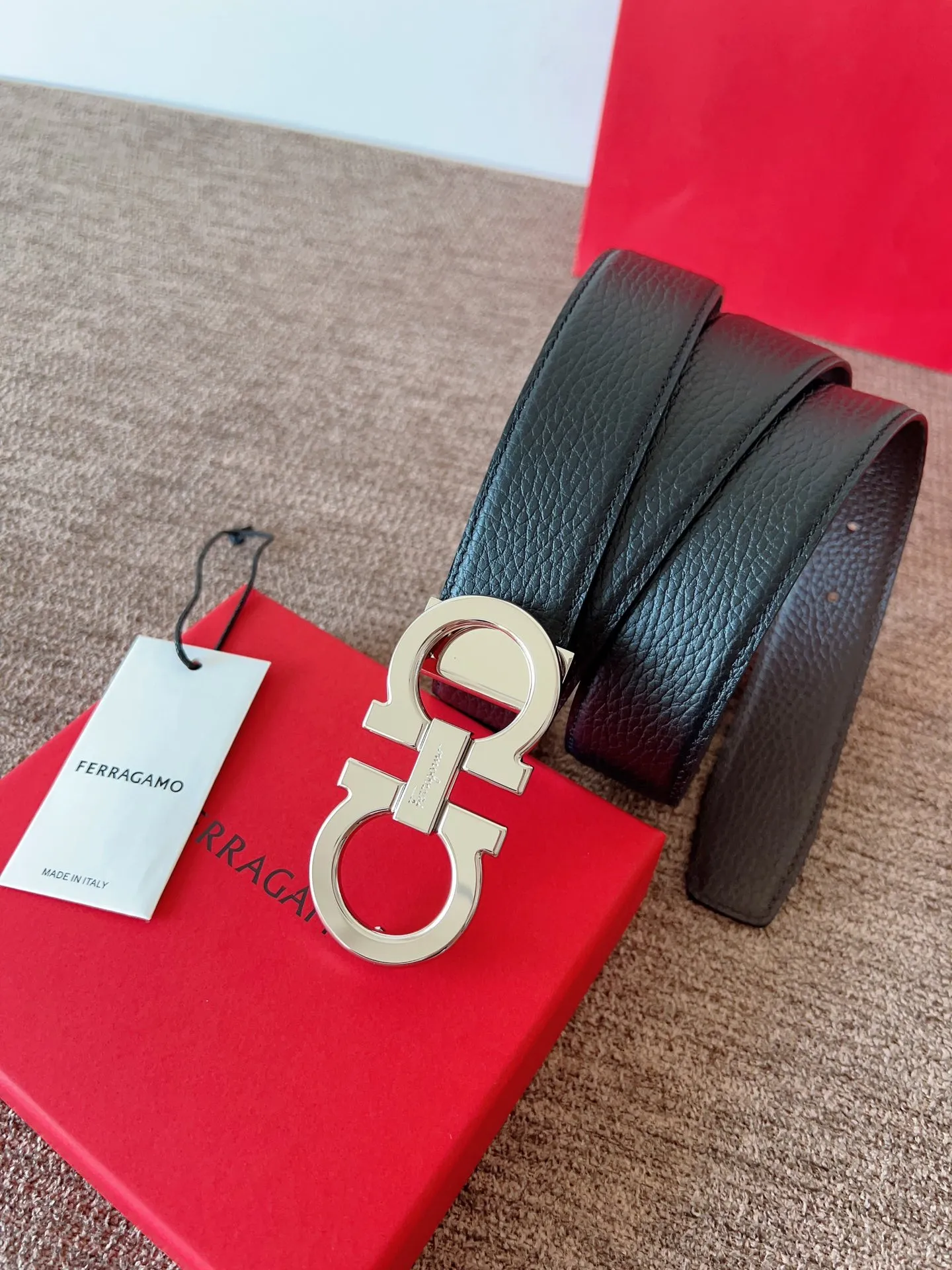 A Ferragamo belt that will never go out of style after several years of use, with original leather, high-quality buckles and brand new packaging. 💰760